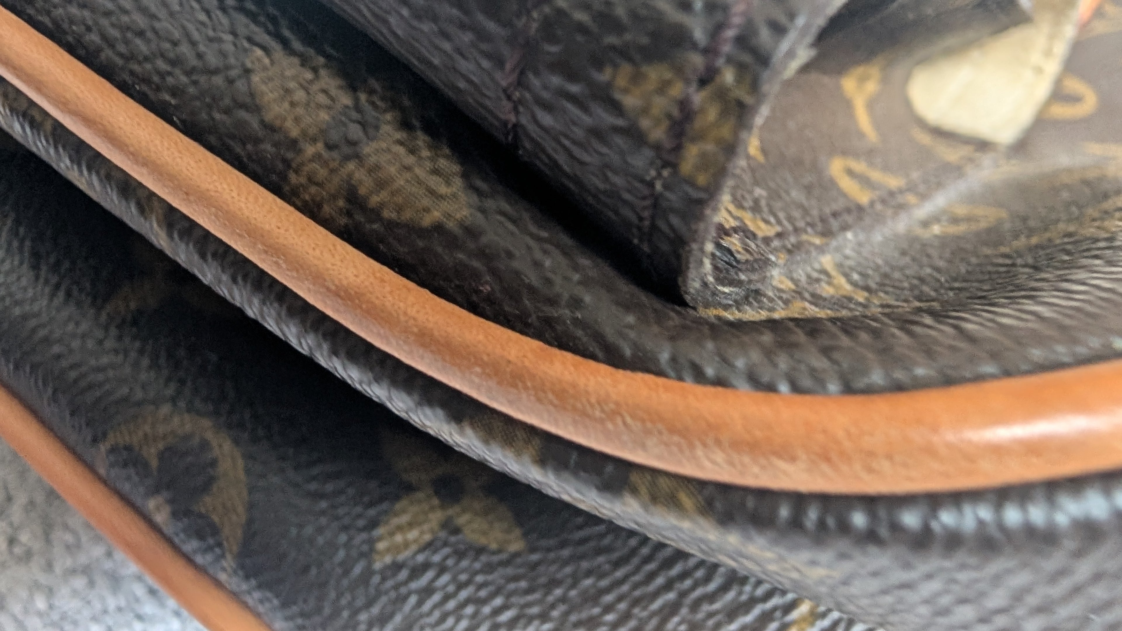corner 2 Pre-Owned Louis Vuitton Hudson GM Monogram