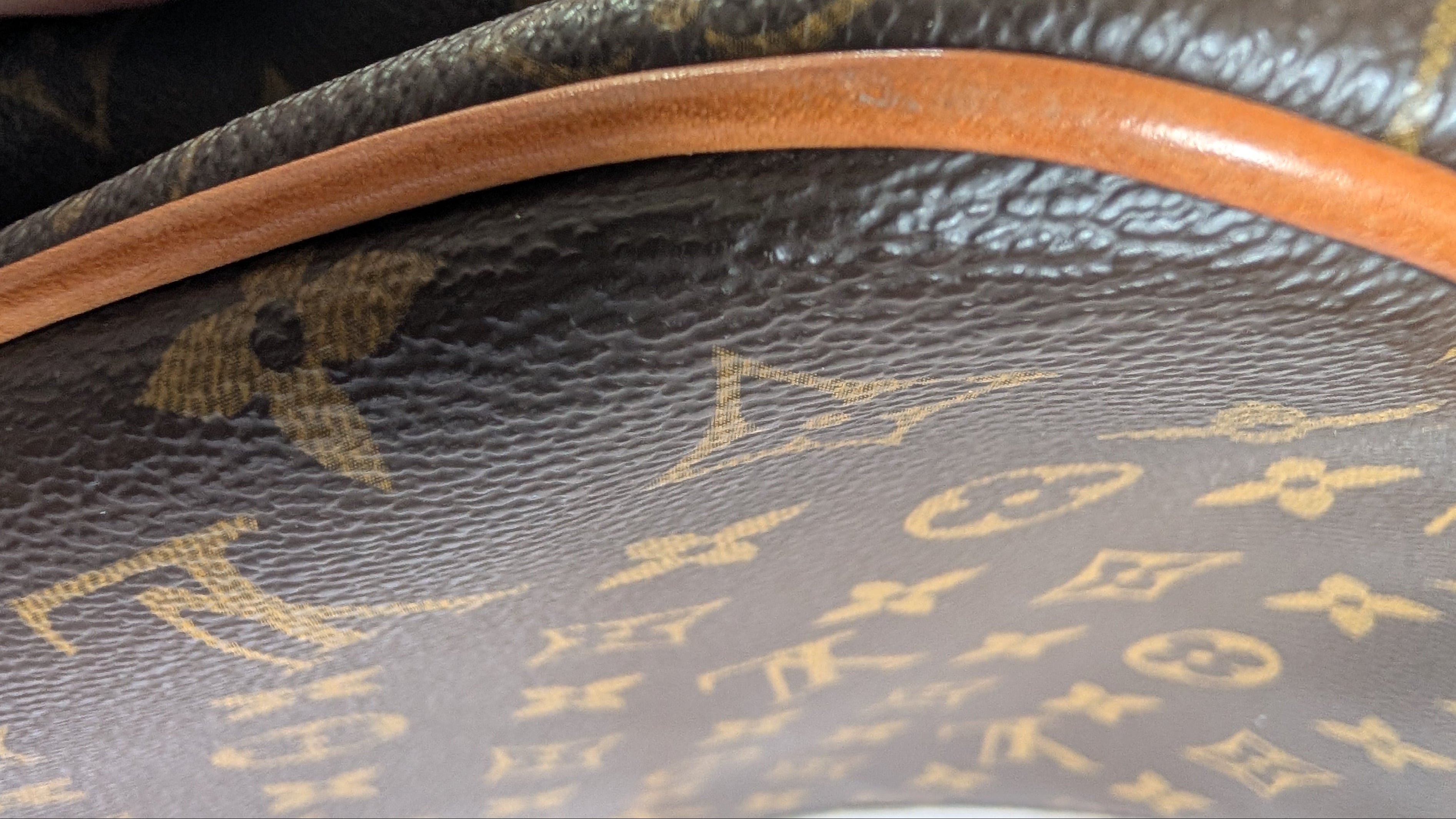 one corner of Pre-Owned Louis Vuitton Hudson GM Monogram