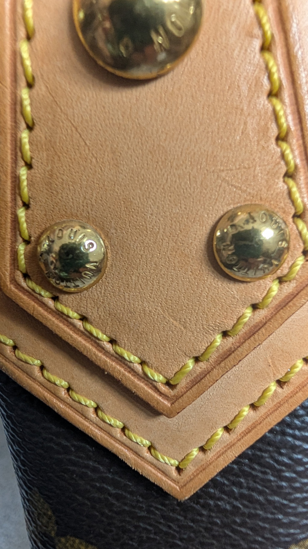 gold hardware Pre-Owned Louis Vuitton Hudson GM Monogram