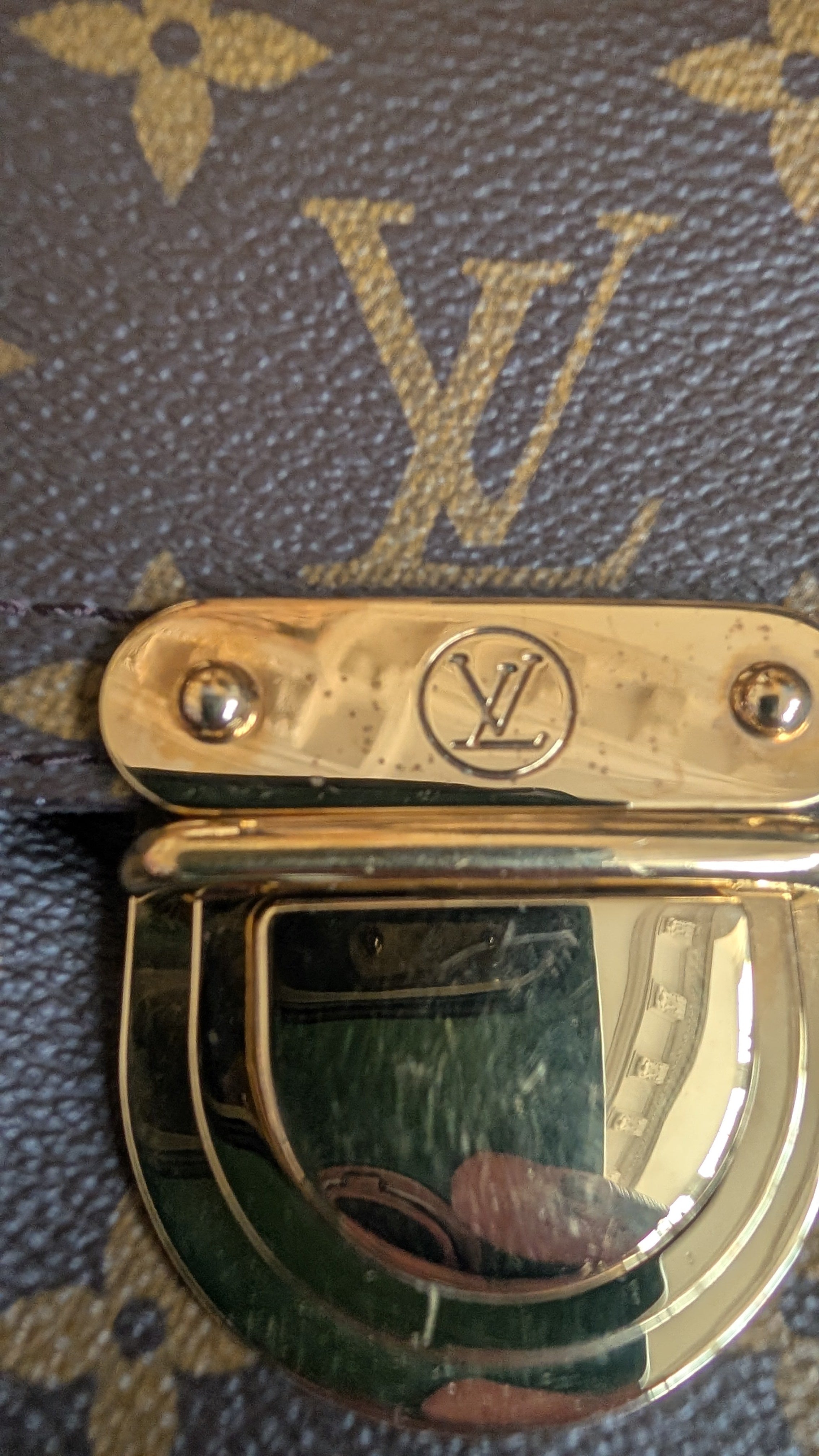 showing hardware Pre-Owned Louis Vuitton Hudson GM Monogram