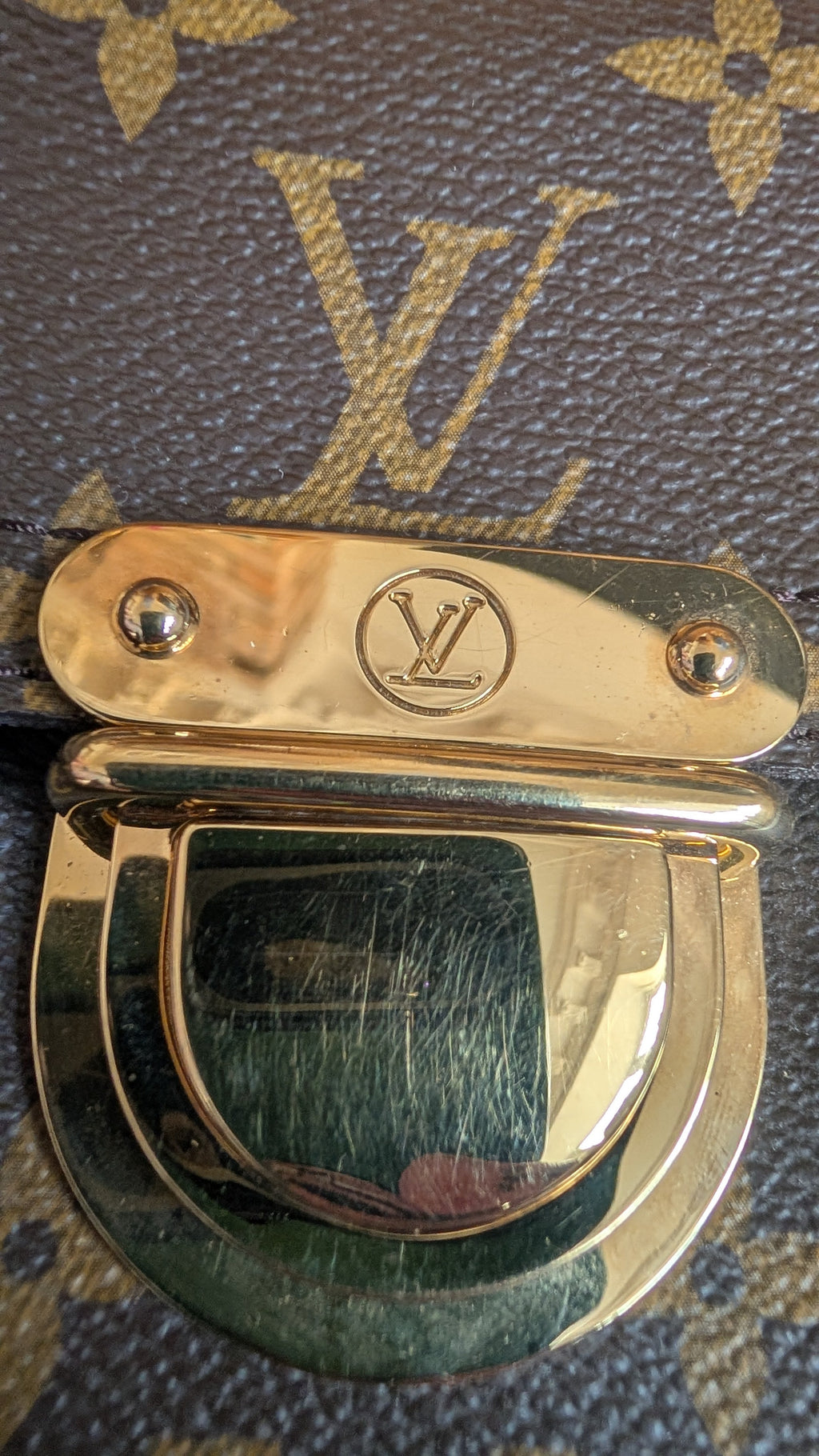 showing close up of pocket harbware Pre-Owned Louis Vuitton Hudson GM Monogram