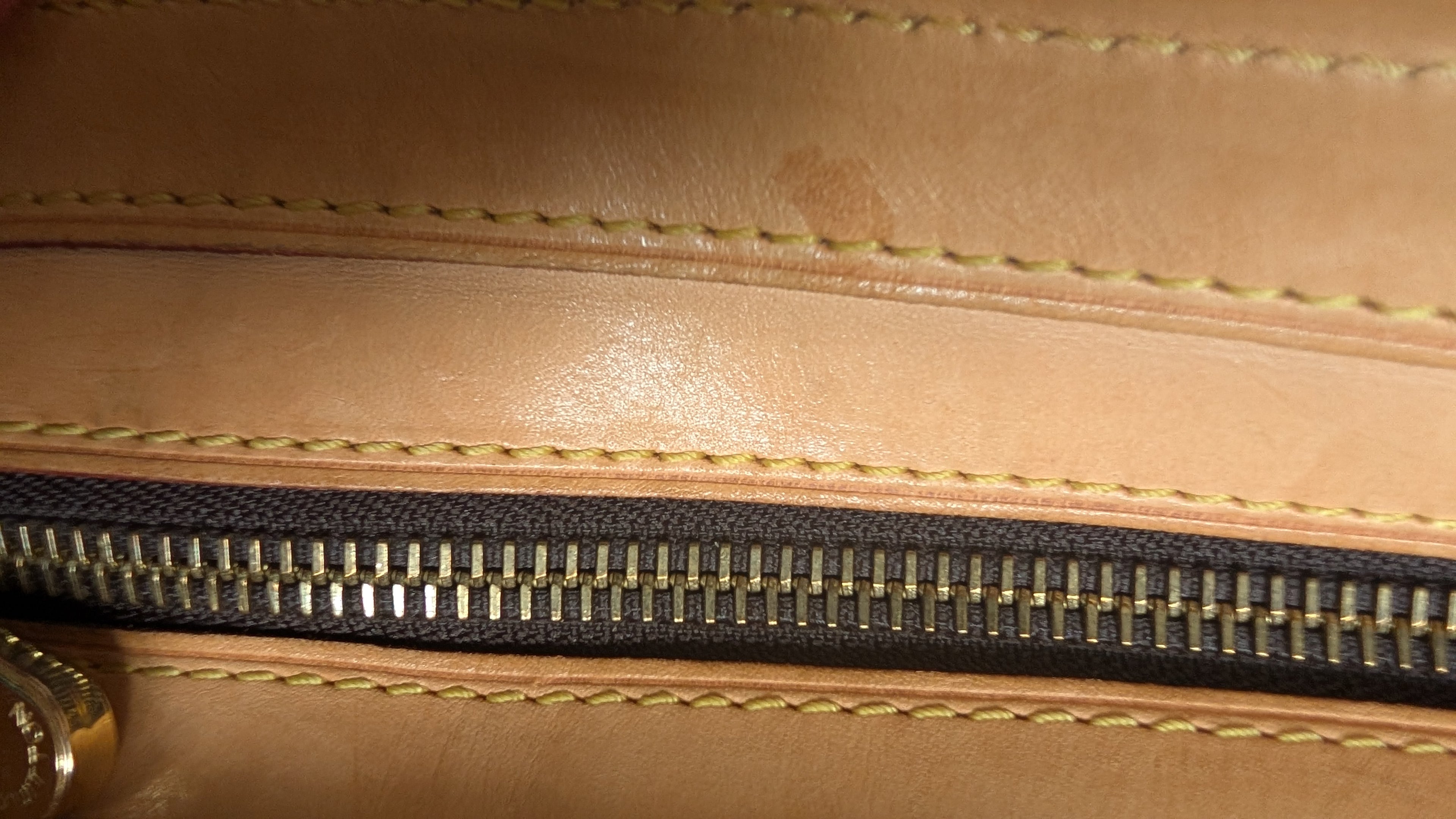 showing mark on top of Pre-Owned Louis Vuitton Hudson GM Monogram