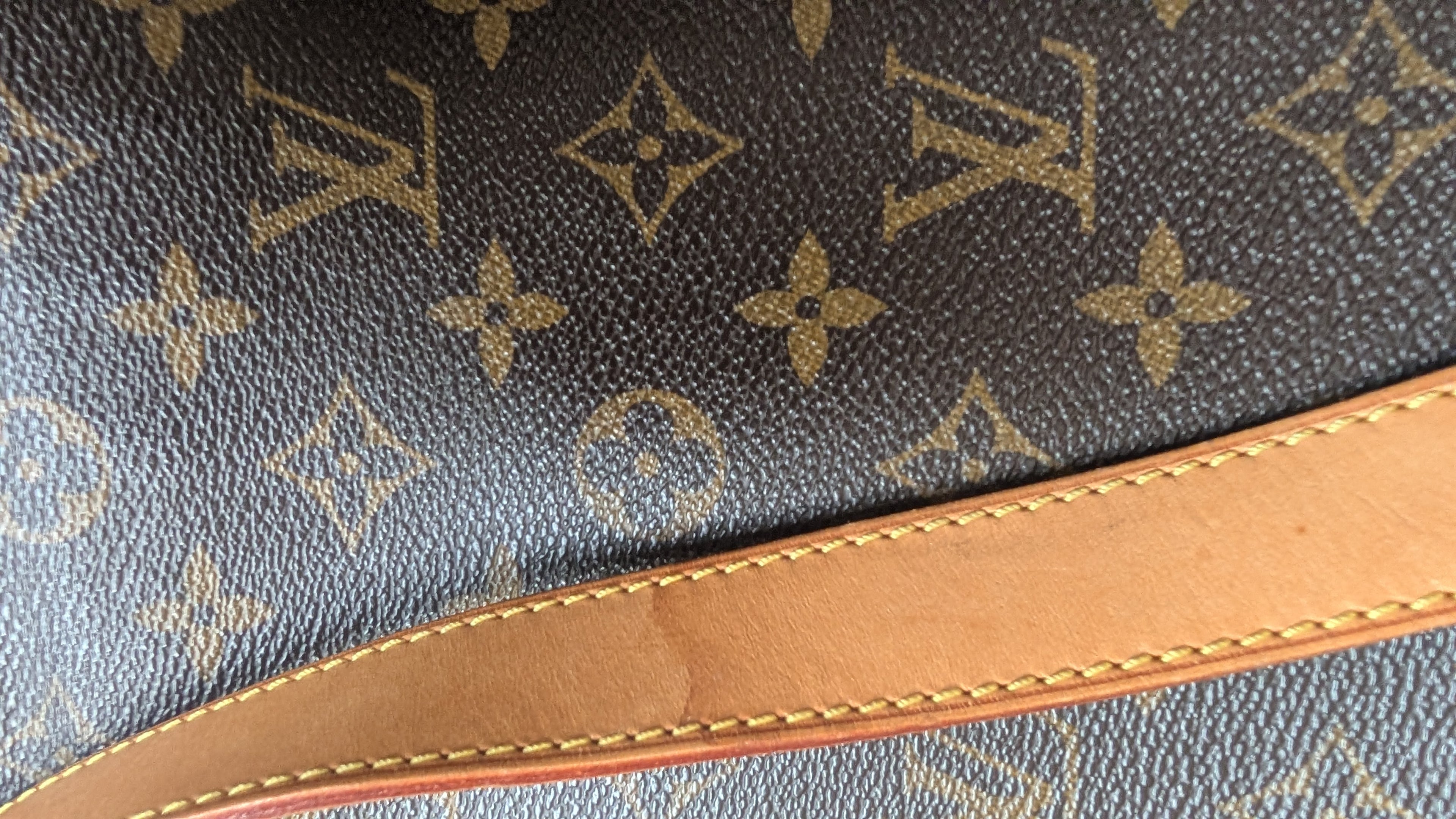 showing m\rk on srap Pre-Owned Louis Vuitton Hudson GM Monogram