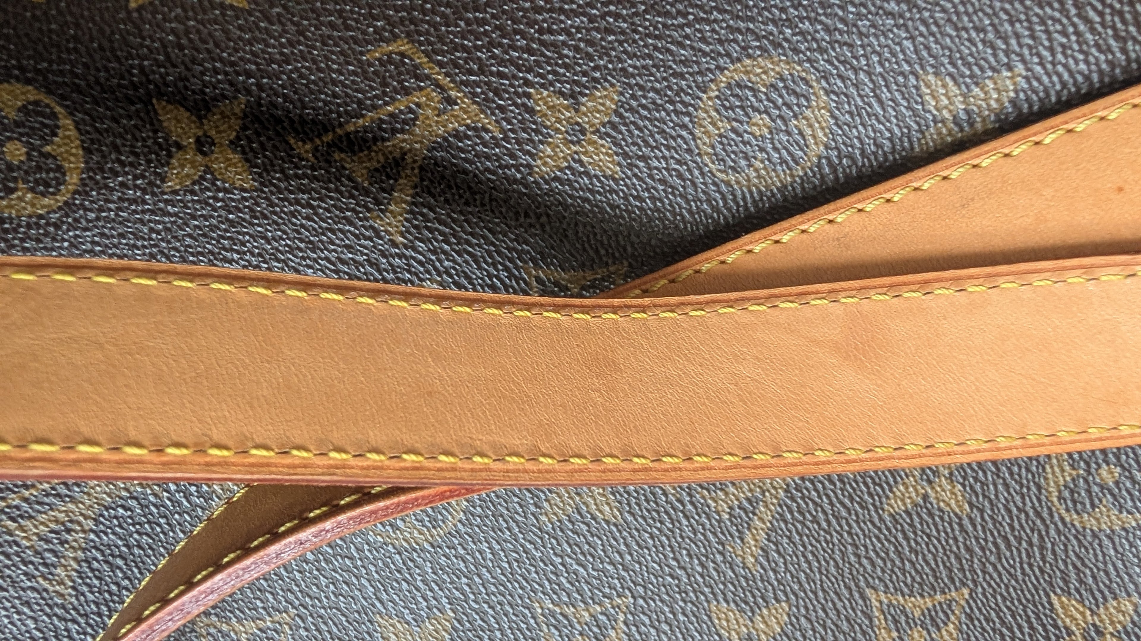 showing other mark on strap Pre-Owned Louis Vuitton Hudson GM Monogram