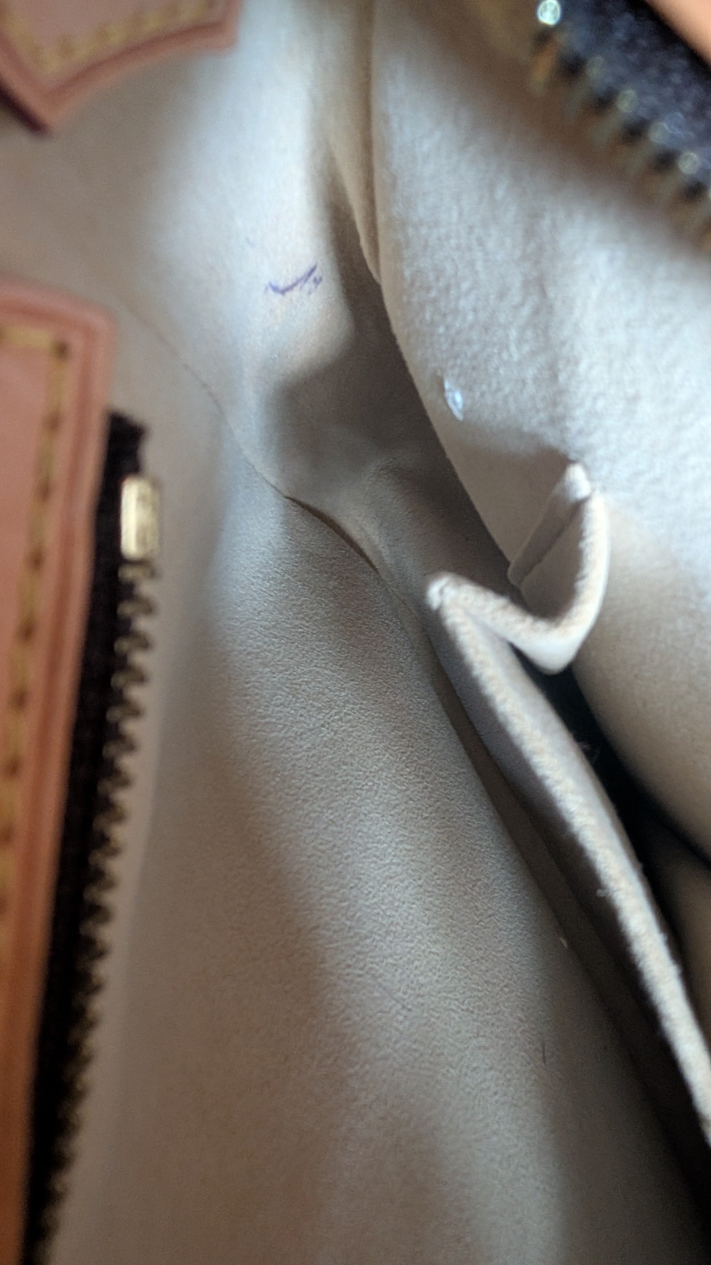 showing pen mark inside Pre-Owned Louis Vuitton Hudson GM Monogram