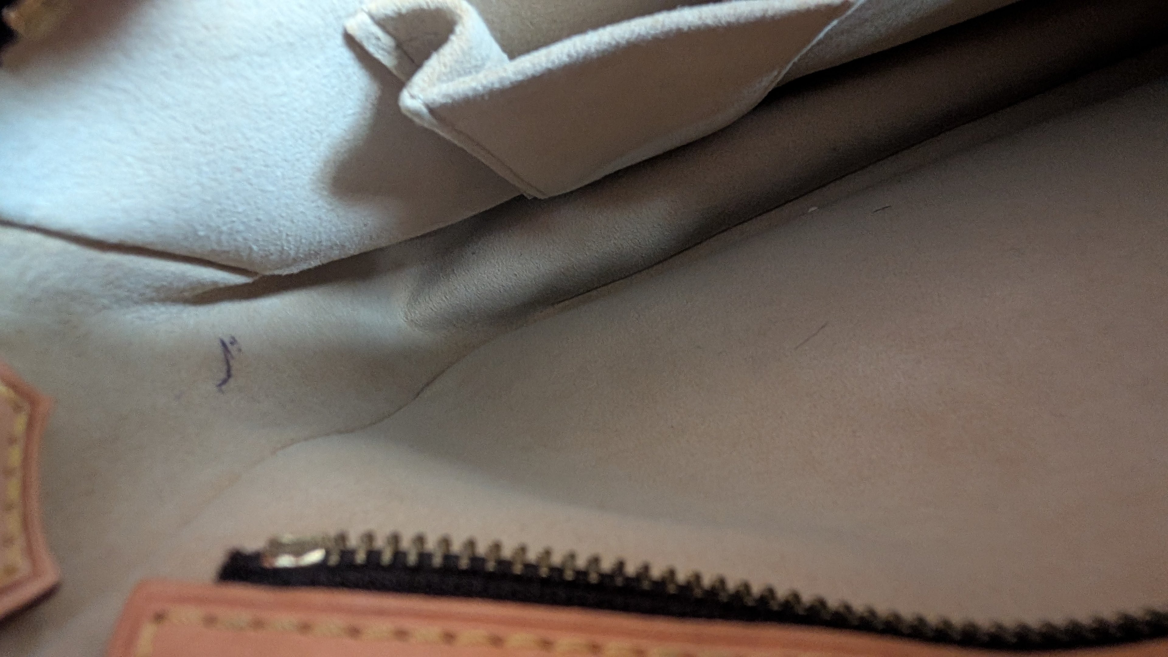 showing pen mark Pre-Owned Louis Vuitton Hudson GM Monogram