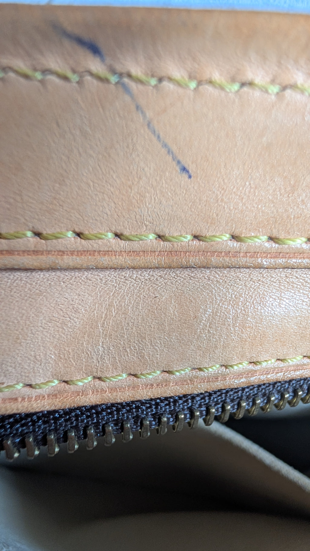 showing oen mark on top Pre-Owned Louis Vuitton Hudson GM Monogram