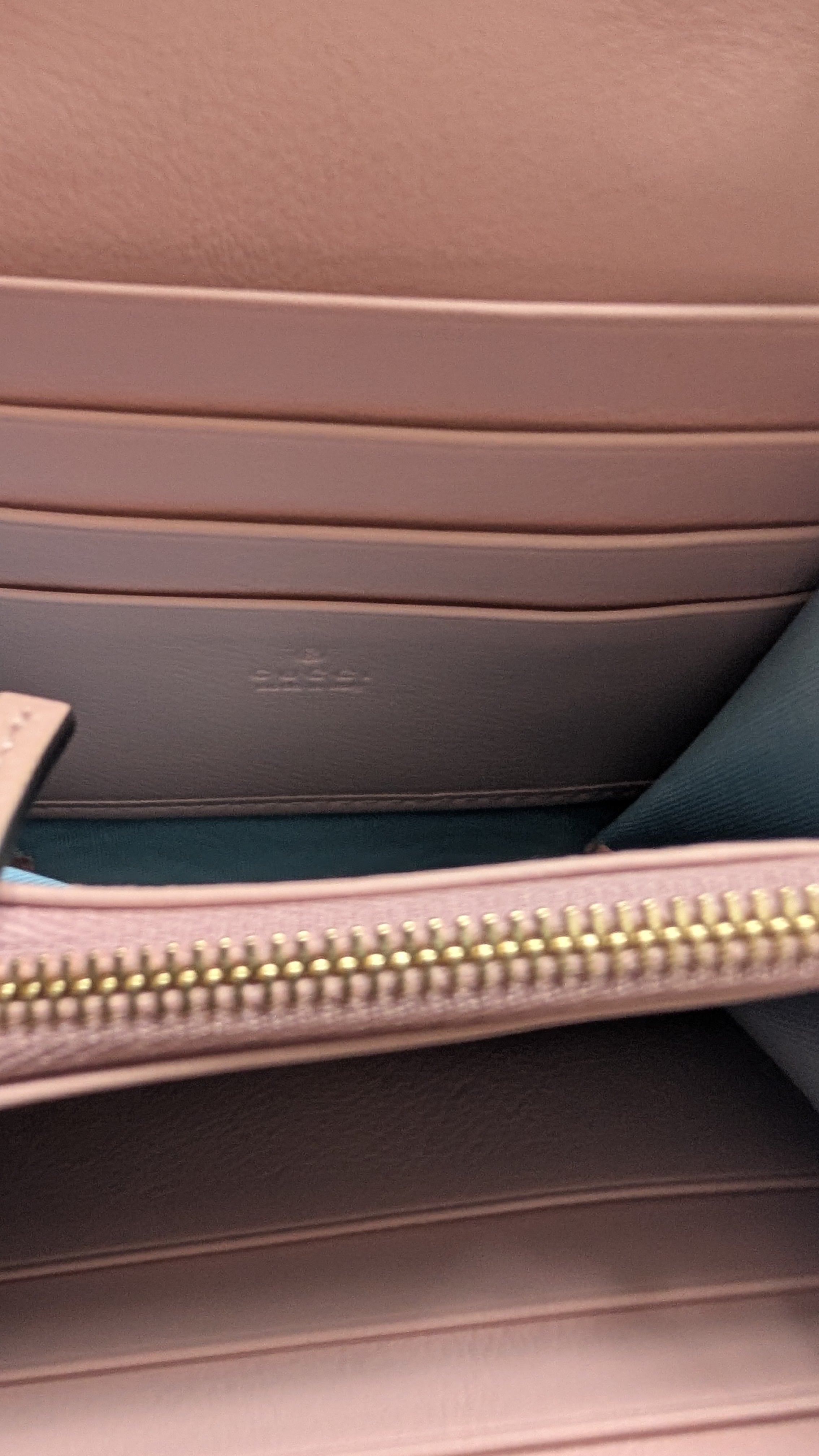 inside close up Pre-Owned Gucci Blondie Medium Chain Wallet Pink