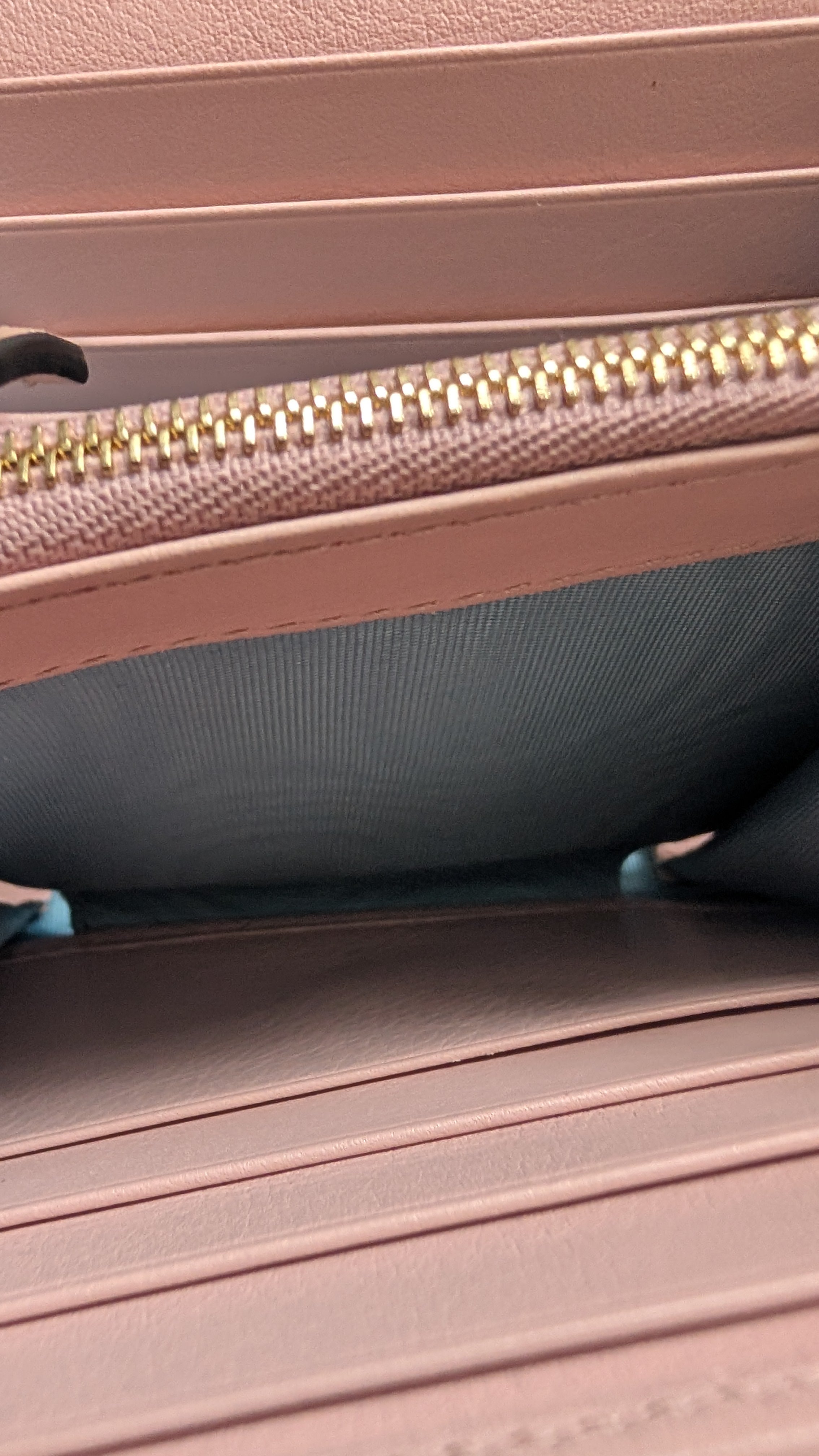 another close up Pre-Owned Gucci Blondie Medium Chain Wallet Pink