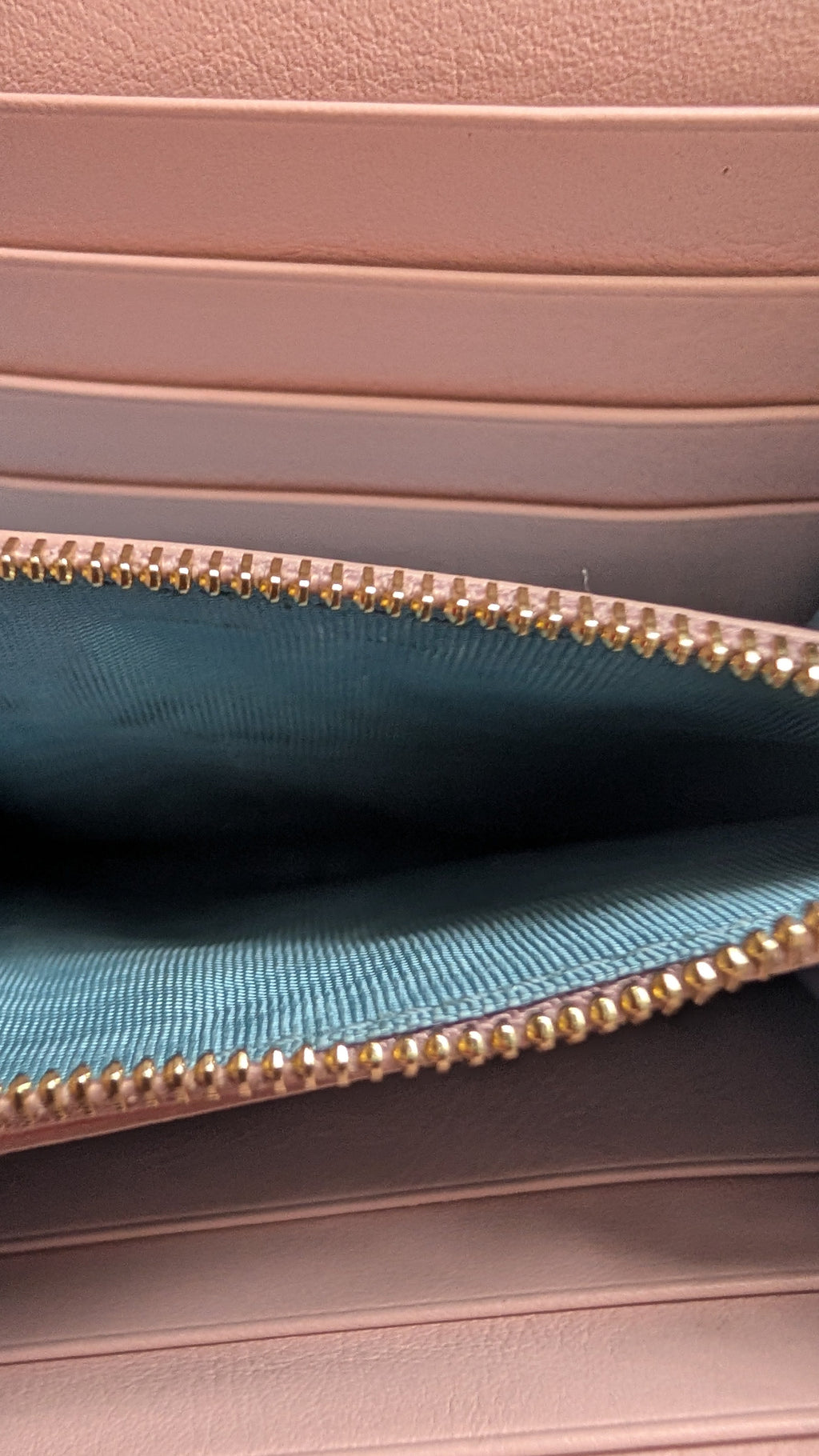 inside of Pre-Owned Gucci Blondie Medium Chain Wallet Pink