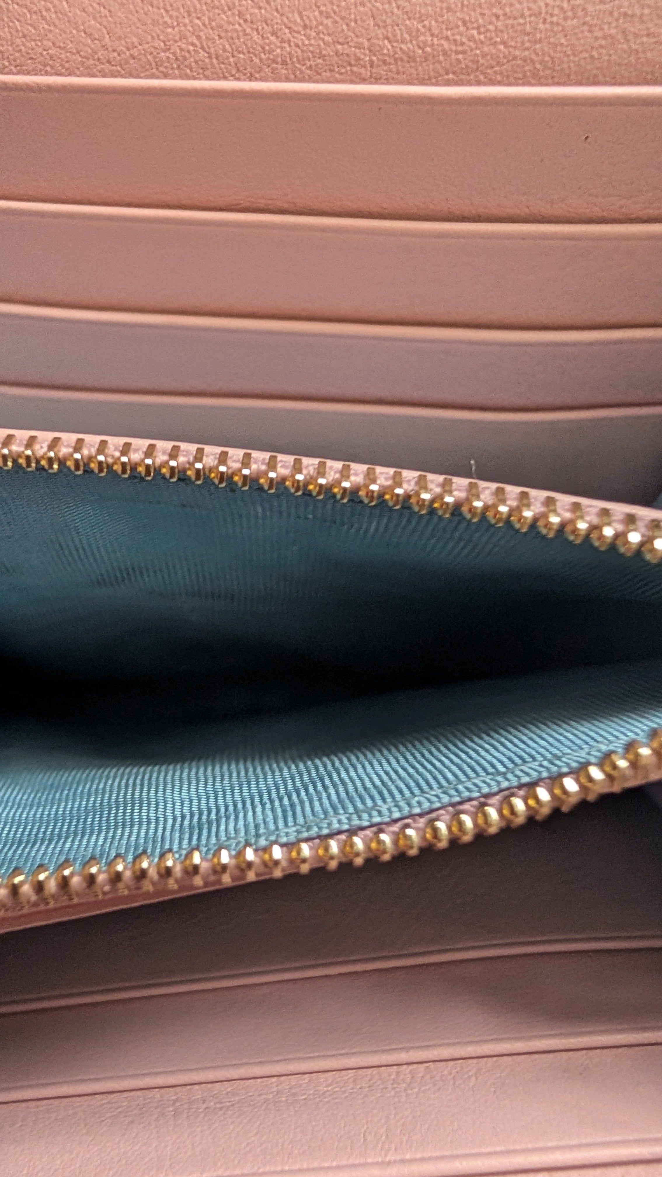 inside of Pre-Owned Gucci Blondie Medium Chain Wallet Pink