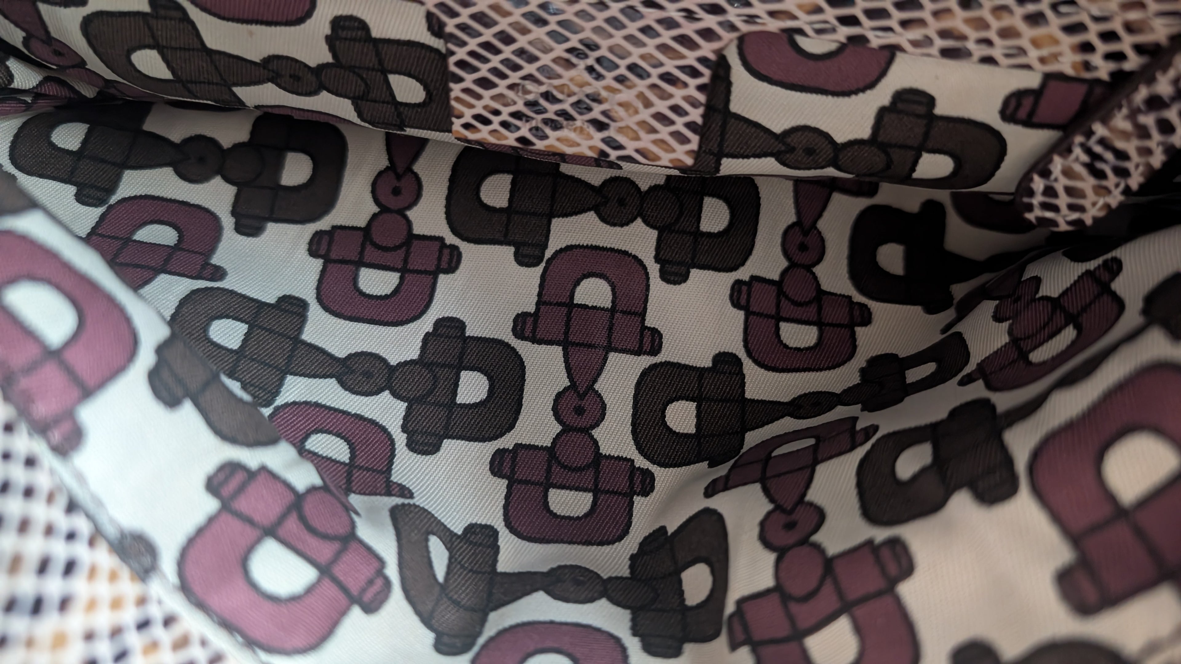 inside condition of Pre-Owned Gucci Python & Leather Croisette Bamboo Clutch Bag