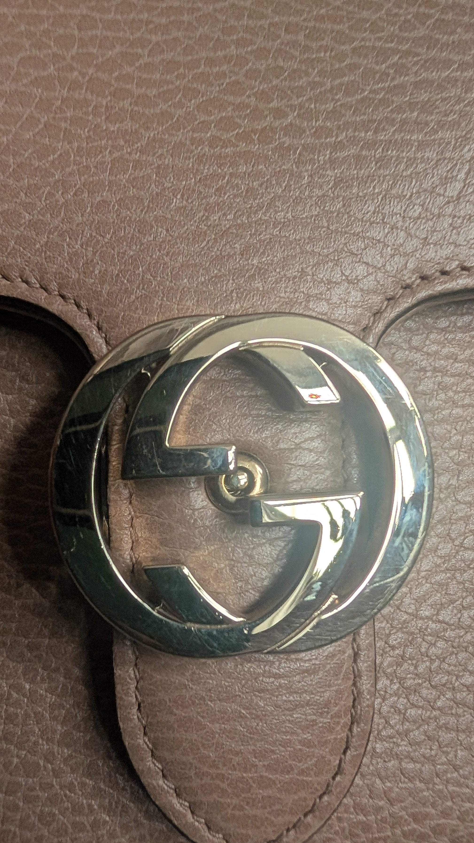 close up of hardware clasp Pre-owned Beige Gucci Interlocking GG handbag