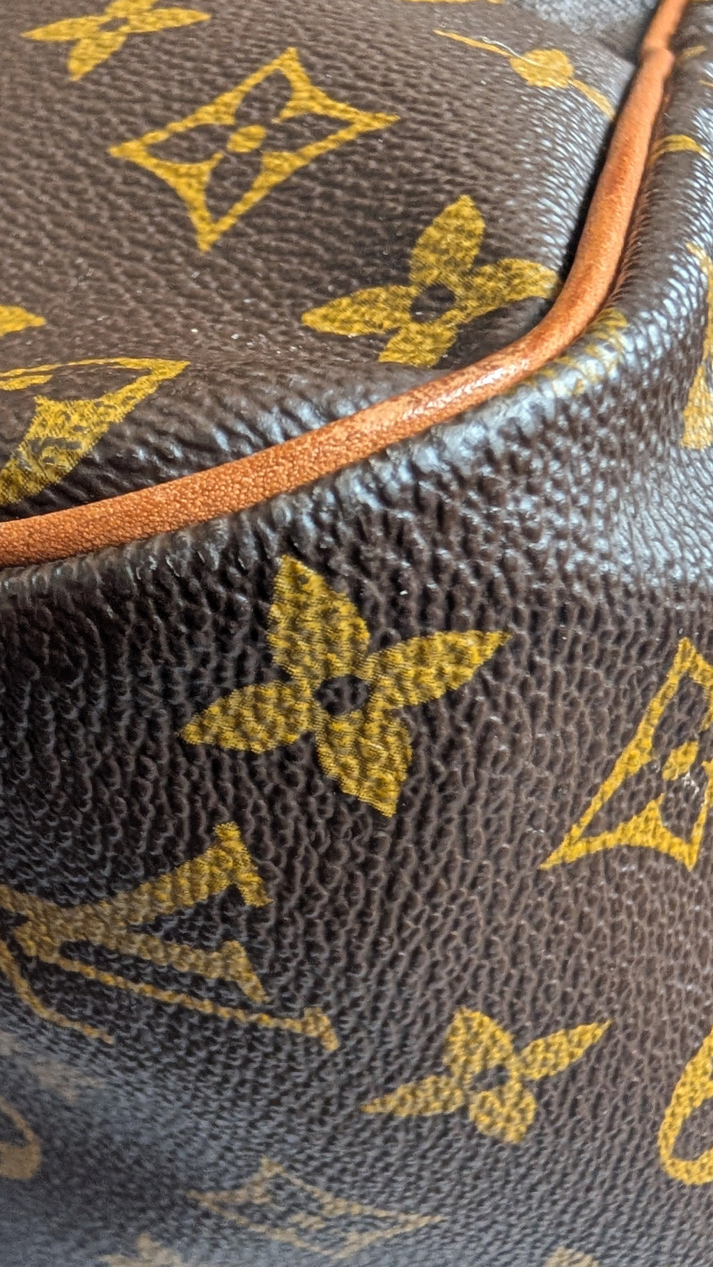 corner 4 Pre-Owned Louis Vuitton Keepall 45 Sac Souple Model Duffle bag