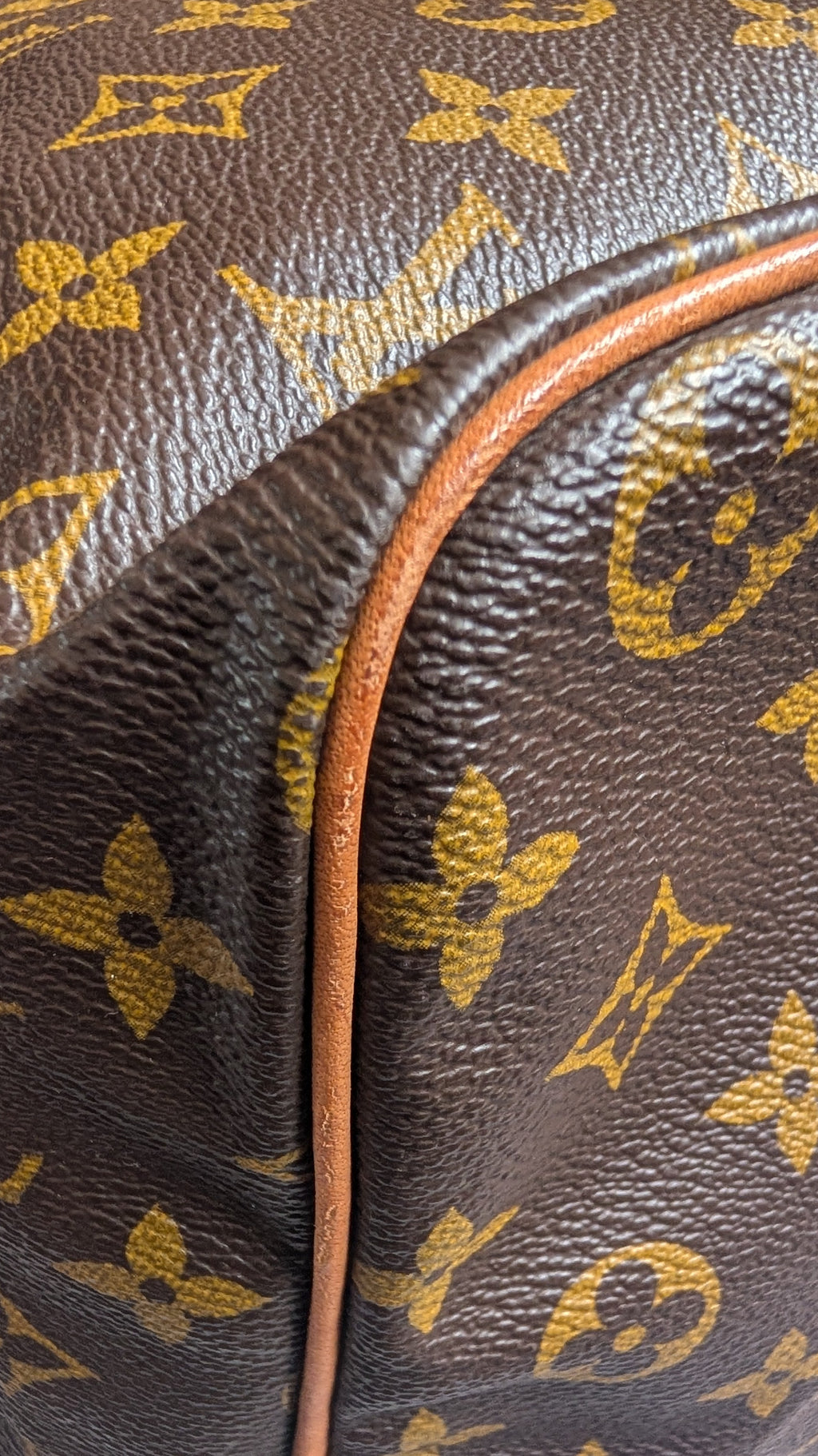 Pre-Owned Louis Vuitton Keepall 45 Sac Souple Model Duffle bag close up
