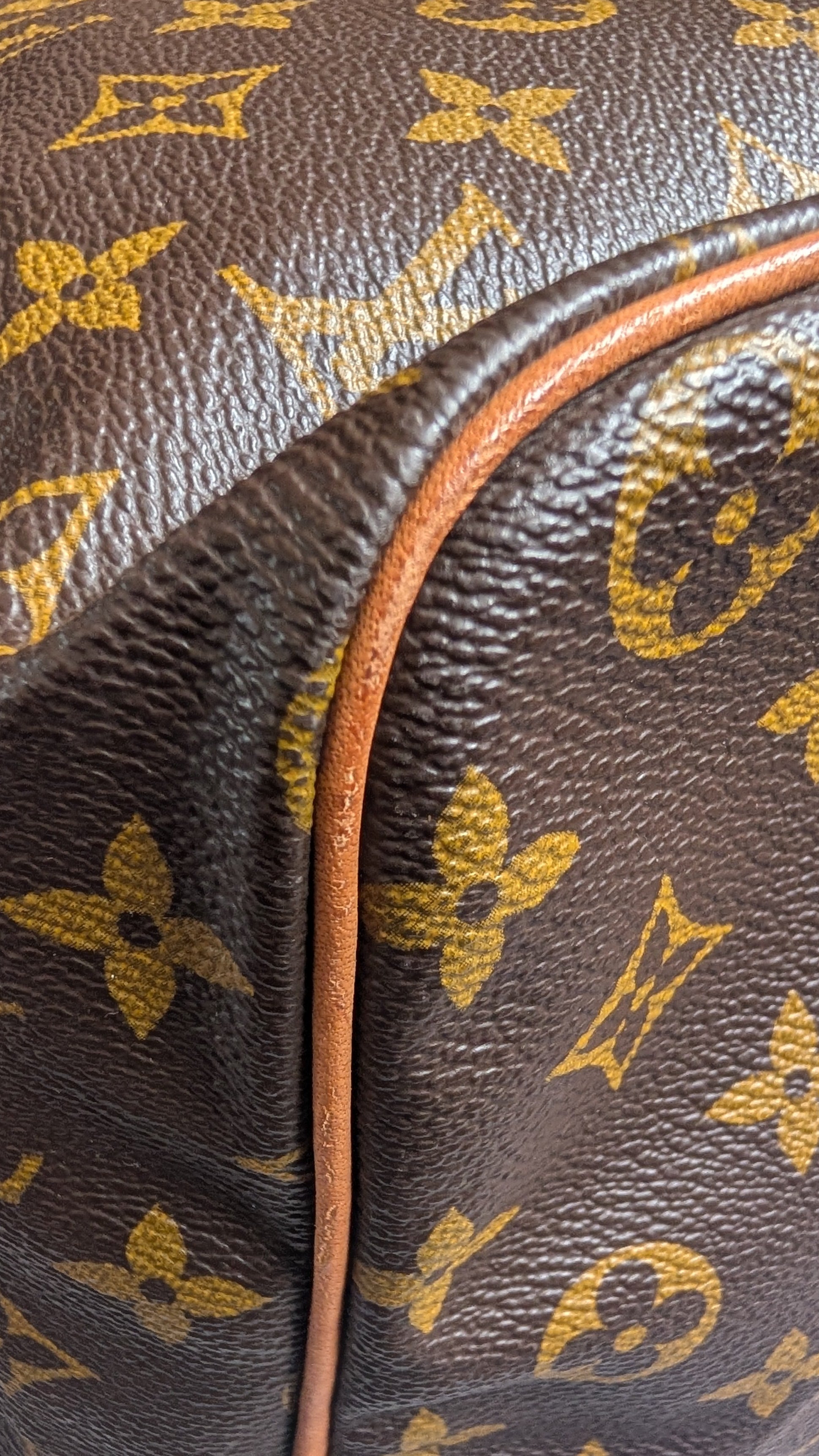 Pre-Owned Louis Vuitton Keepall 45 Sac Souple Model Duffle bag close up