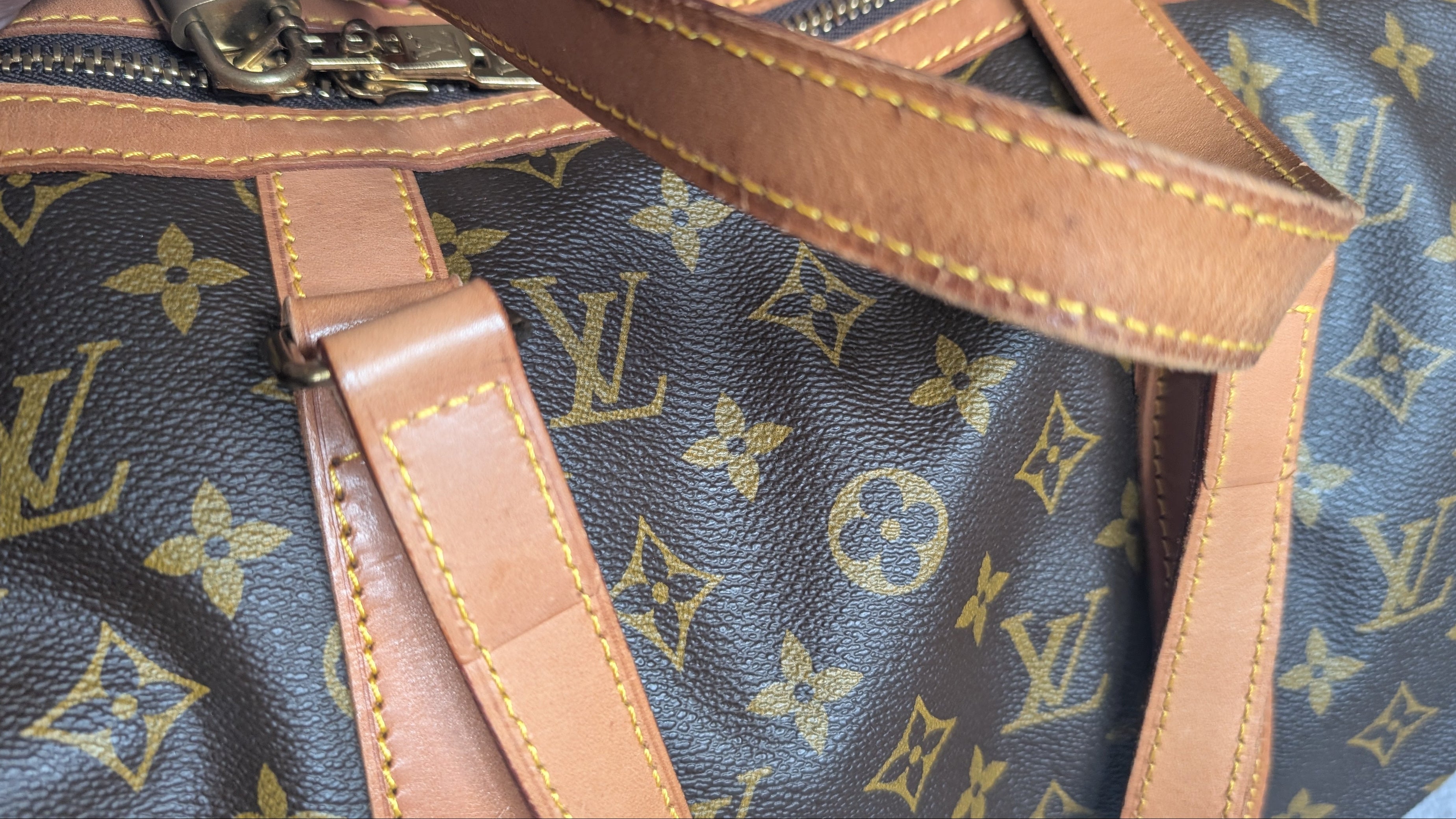 showing mark Pre-Owned Louis Vuitton Keepall 45 Sac Souple Model Duffle bag