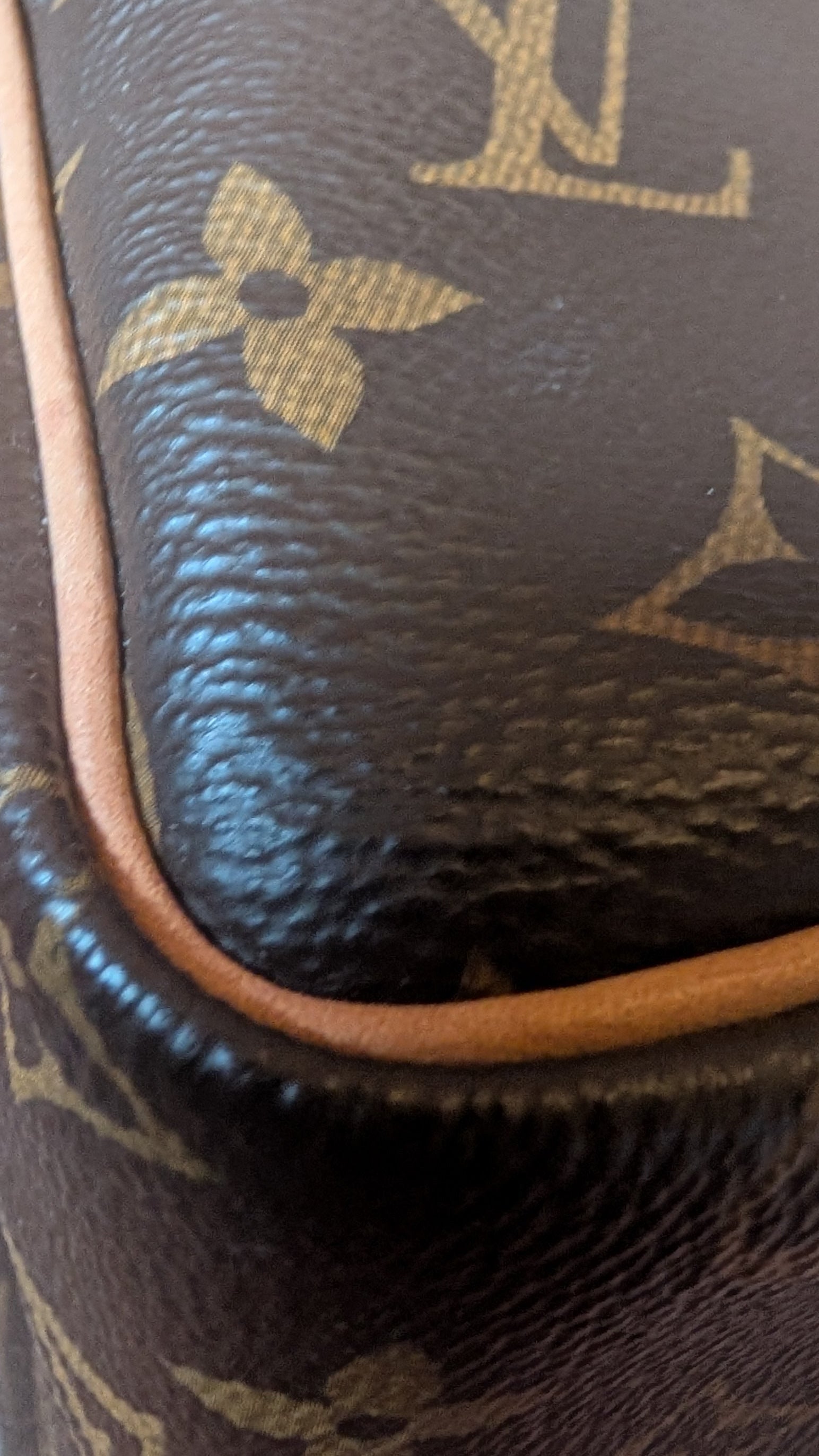 corner 1 Pre-Owned Louis Vuitton Speedy 25 Bandoulière – Monogram Canvas