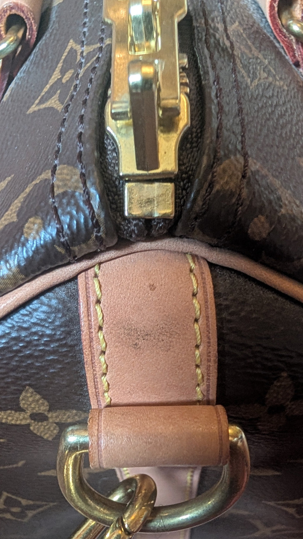 showing mark Pre-Owned Louis Vuitton Speedy 25 Bandoulière – Monogram Canvas