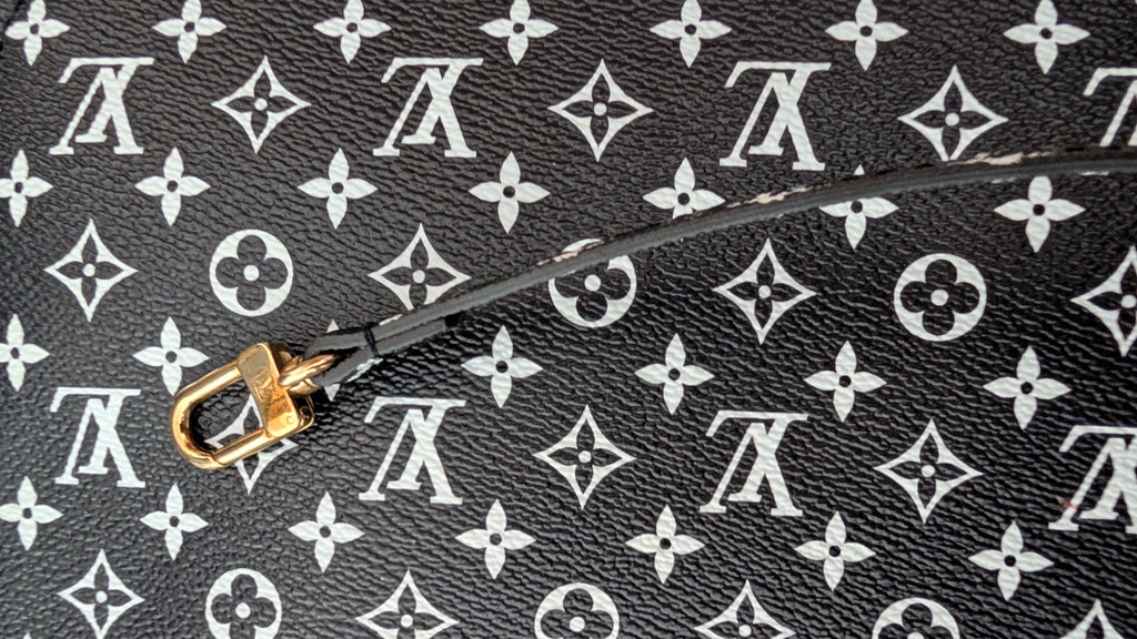 close up Pre-Owned Louis Vuitton Jungle Neverfull MM Limited Edition with Matching Pouch