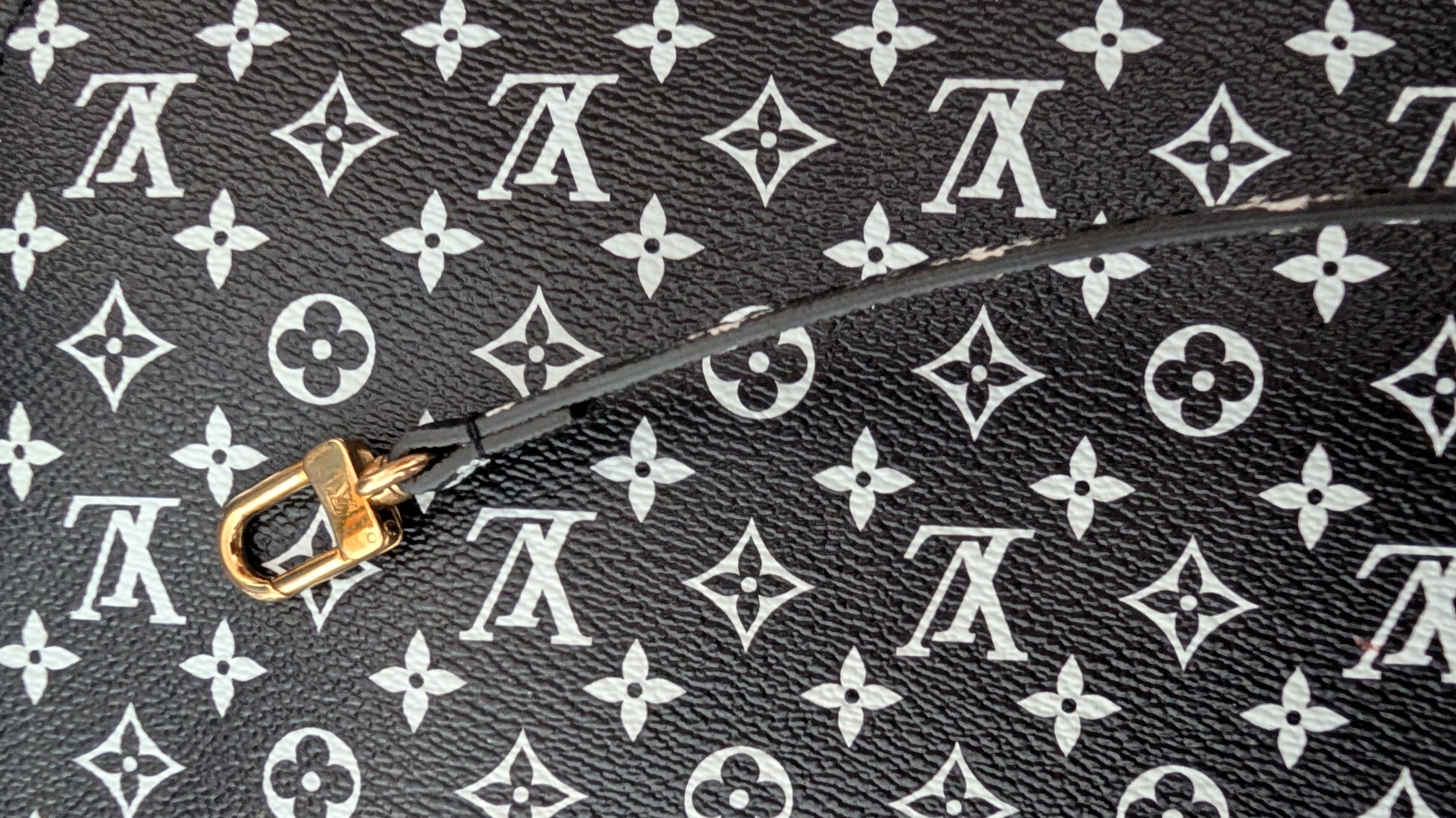 close up Pre-Owned Louis Vuitton Jungle Neverfull MM Limited Edition with Matching Pouch