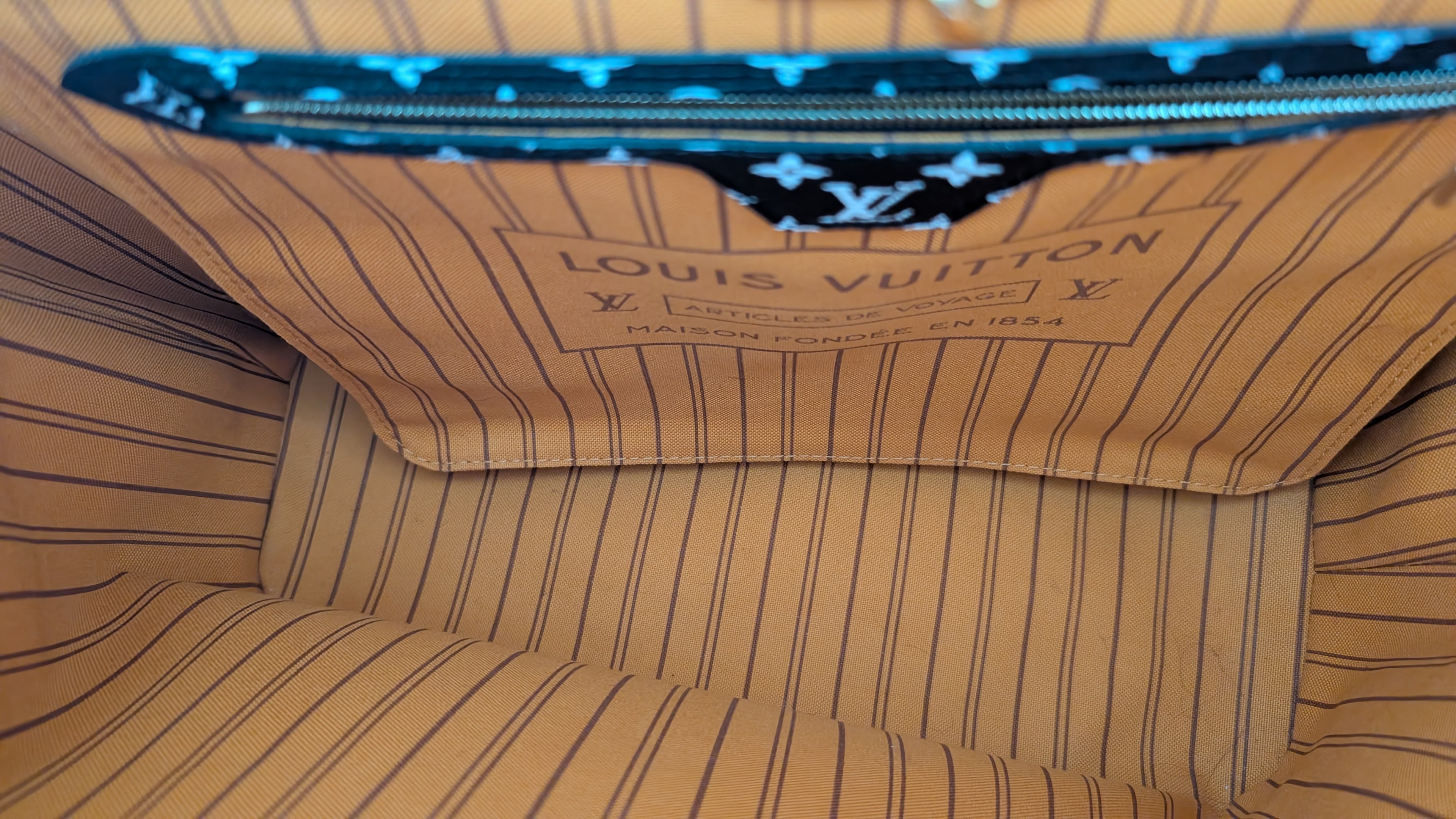 full viewinside Pre-Owned Louis Vuitton Jungle Neverfull MM Limited Edition with Matching Pouch