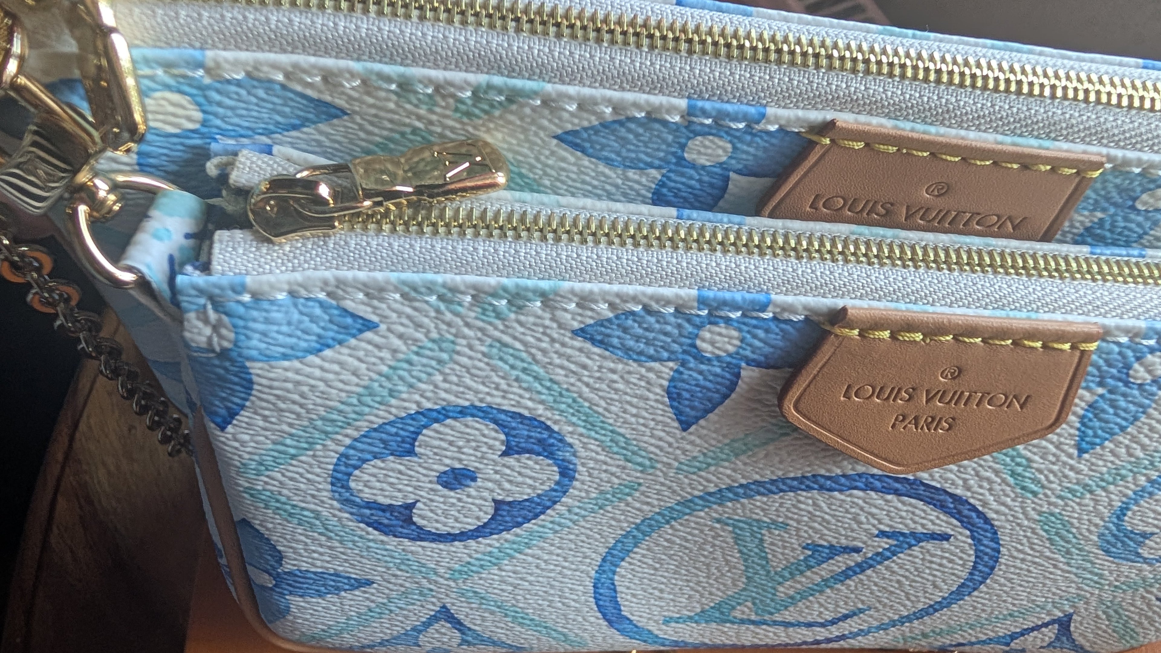 close up Pre-Owned Louis Vuitton Multi Pochette Accessories Crossbody By The Pool
