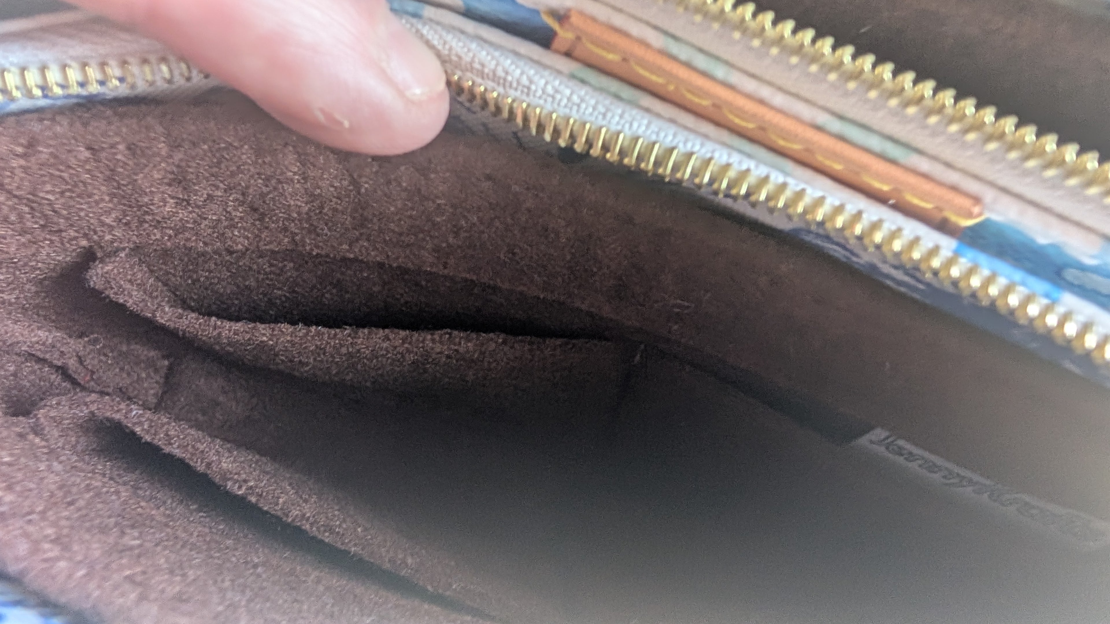 removable pouch Pre-Owned Louis Vuitton Multi Pochette Accessories Crossbody By The Pool