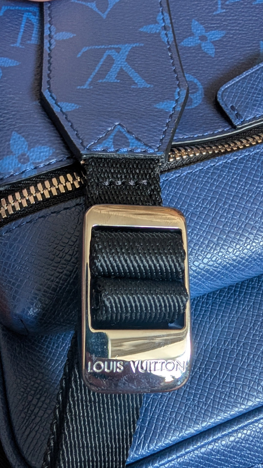 buckle Louis Vuitton Outdoor Messenger – Blue Taïga Leather Monogram Eclipse Blue