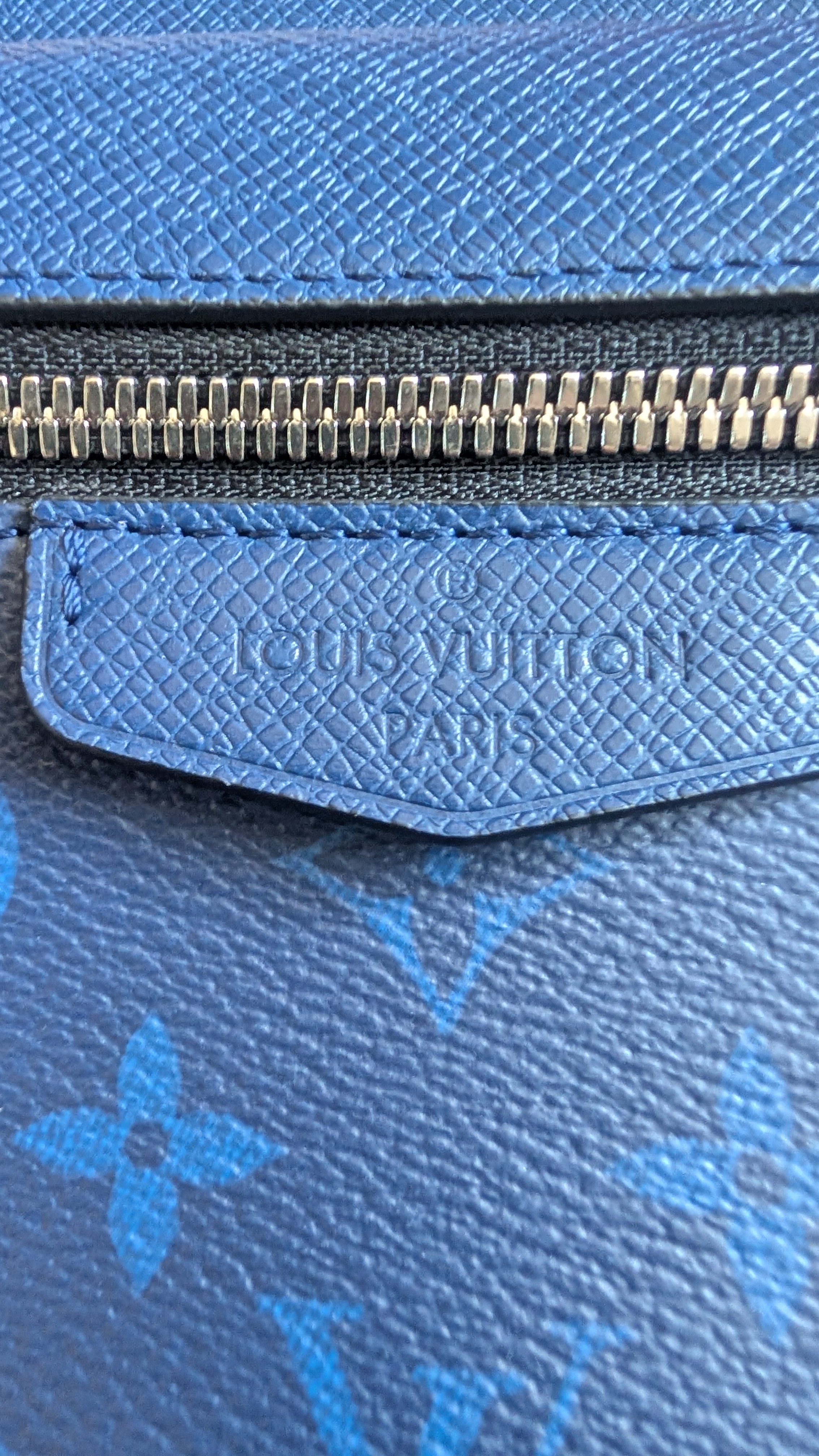 logo outside Louis Vuitton Outdoor Messenger – Blue Taïga Leather &amp; Monogram Eclipse Blue