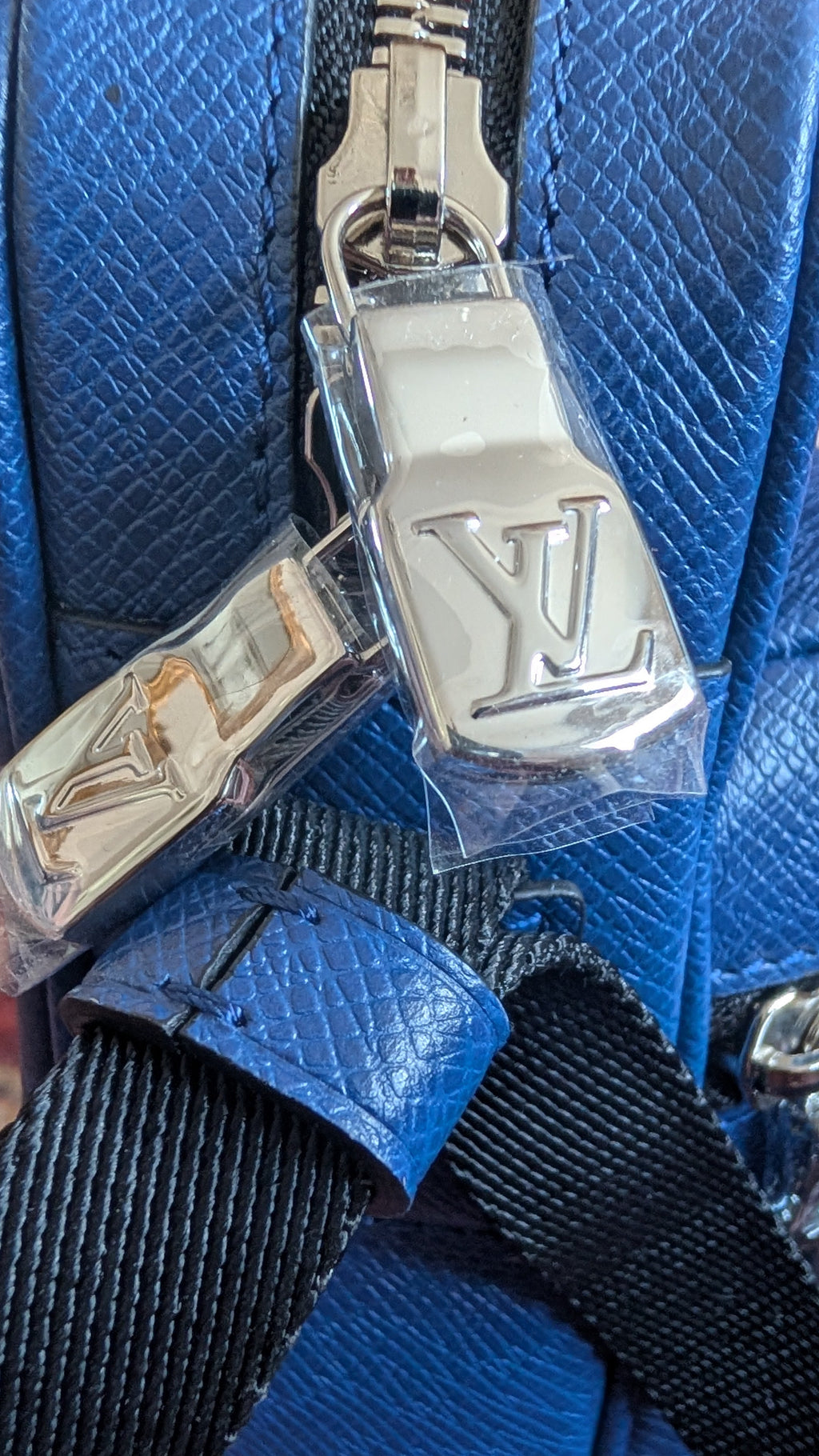 zipper Louis Vuitton Outdoor Messenger – Blue Taïga Leather &amp; Monogram Eclipse Blue