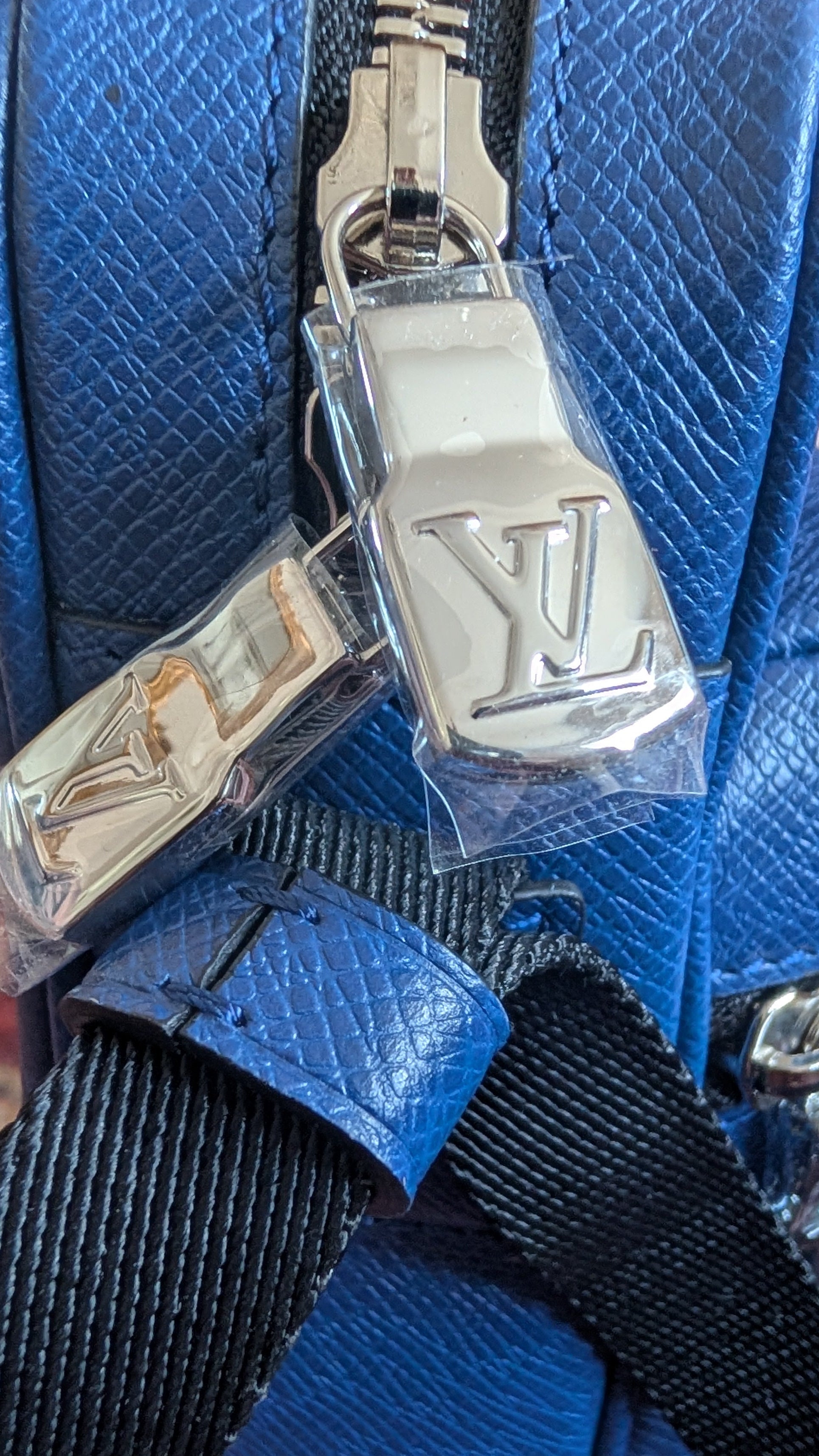 zipper Louis Vuitton Outdoor Messenger – Blue Taïga Leather &amp; Monogram Eclipse Blue