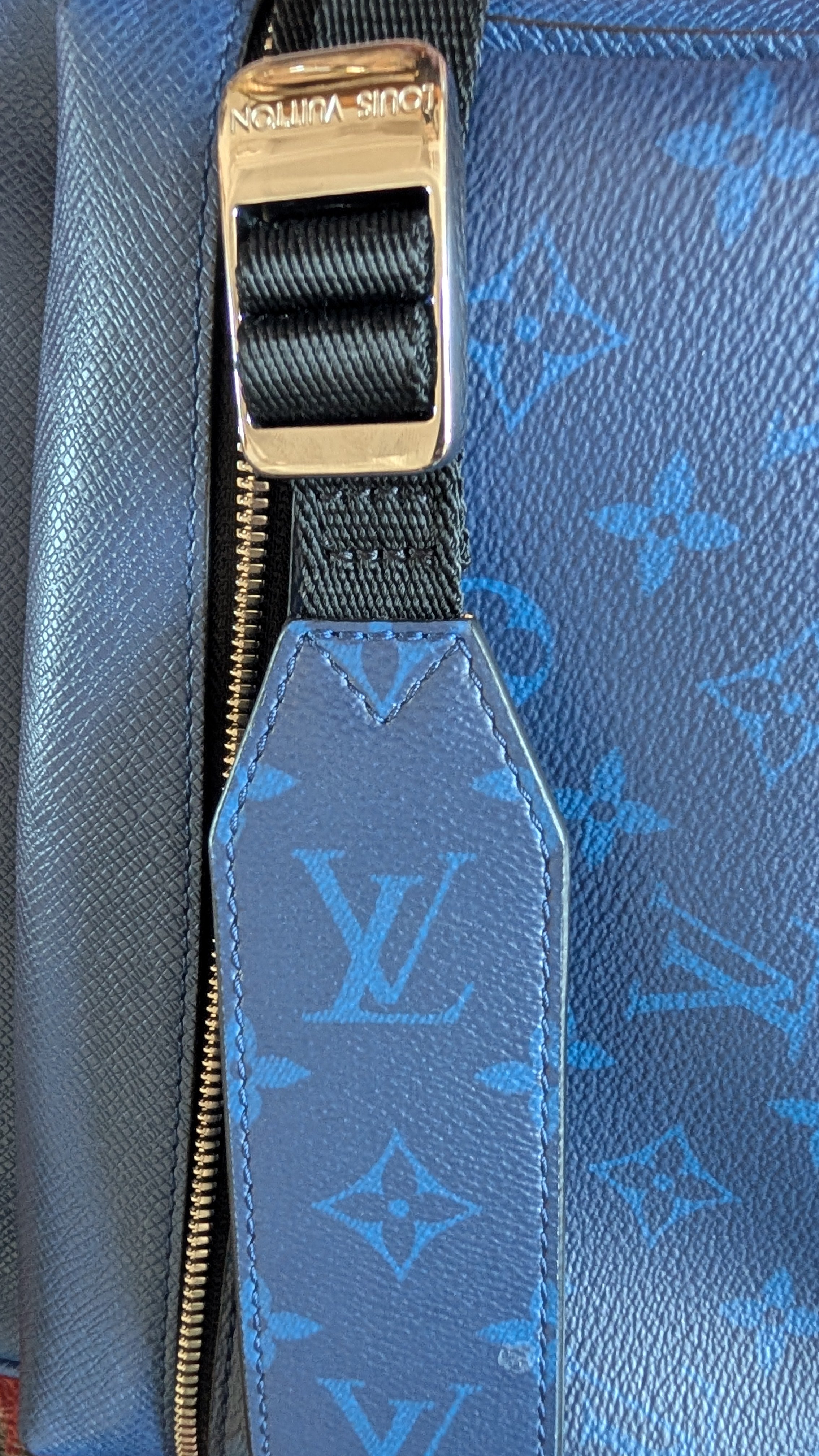 hardware Louis Vuitton Outdoor Messenger – Blue Taïga Leather Monogram Eclipse Blue