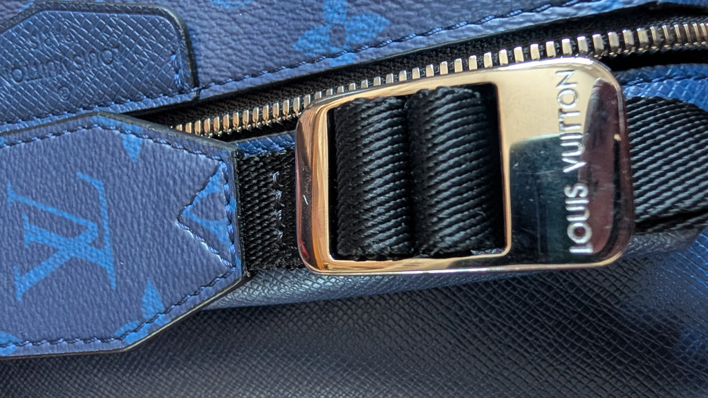 close up Louis Vuitton Outdoor Messenger – Blue Taïga Leather  Monogram Eclipse Blue