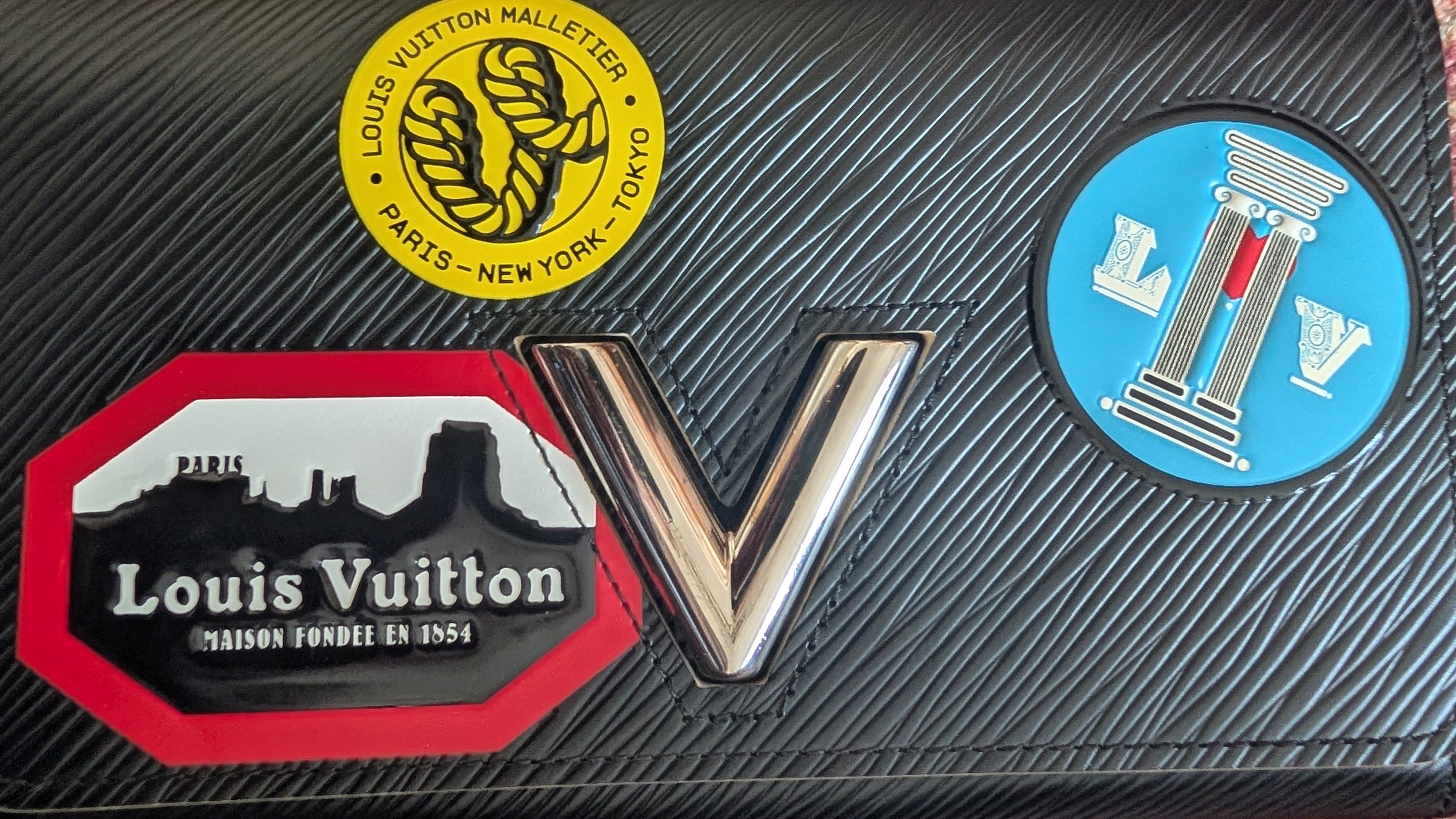 logo Pre-Owned Louis Vuitton Twist Wallet on Chain (WOC) – Epi Leather – Limited Edition Stickers world tour– Full Set