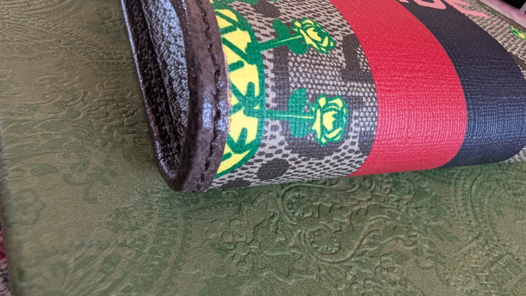 CORNER XONDITION Pre-Owned Gucci x Ken Scott "What's Inside" Crossbody Phone Holder – GG Supreme Canvas – Full Set