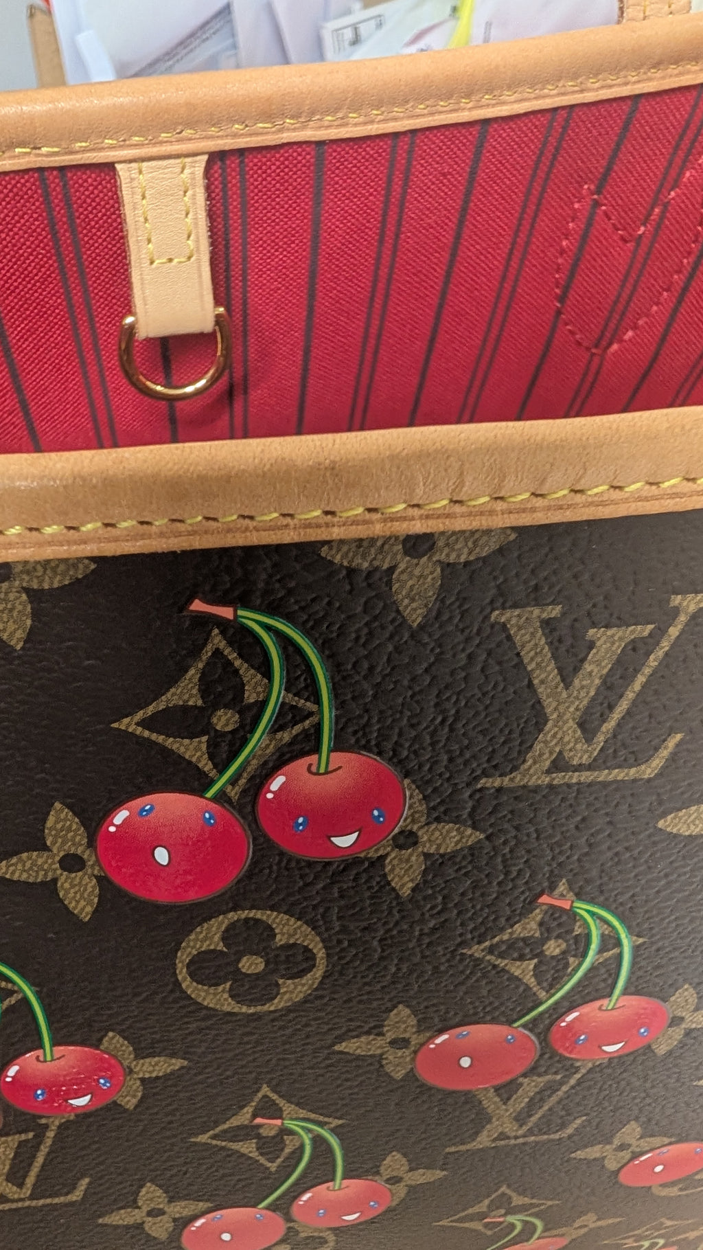 edge of bag Pre-Owned Louis Vuitton x Takashi Murakami Cherry Neverfull MM Tote Bag with Pouch
