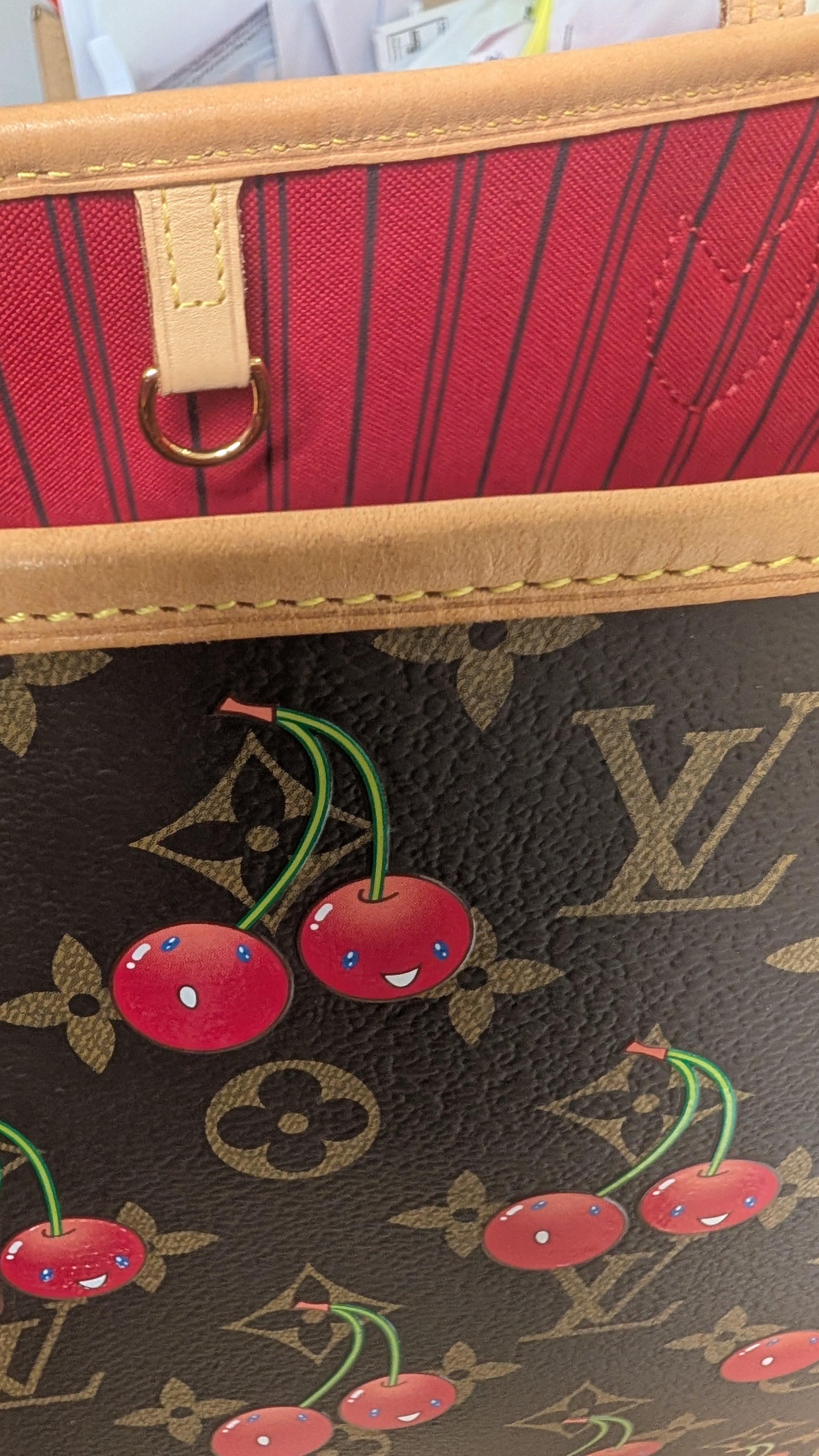 edge of bag Pre-Owned Louis Vuitton x Takashi Murakami Cherry Neverfull MM Tote Bag with Pouch