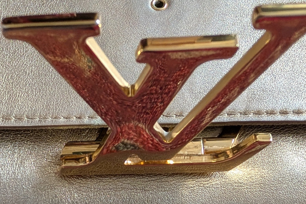 close up of hardware Pre-Owned Louis Vuitton Louise GM Clutch – Metallic Champagne Leather