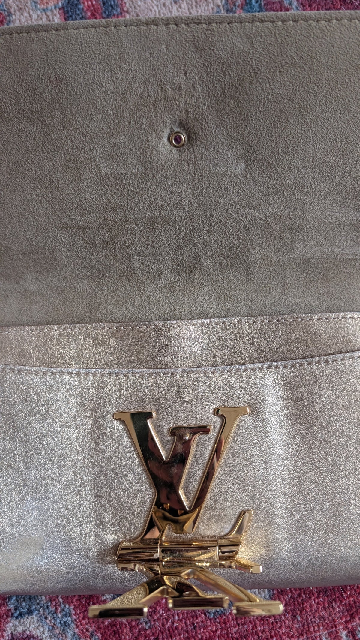 front flap Pre-Owned Louis Vuitton Louise GM Clutch – Metallic Champagne Leather