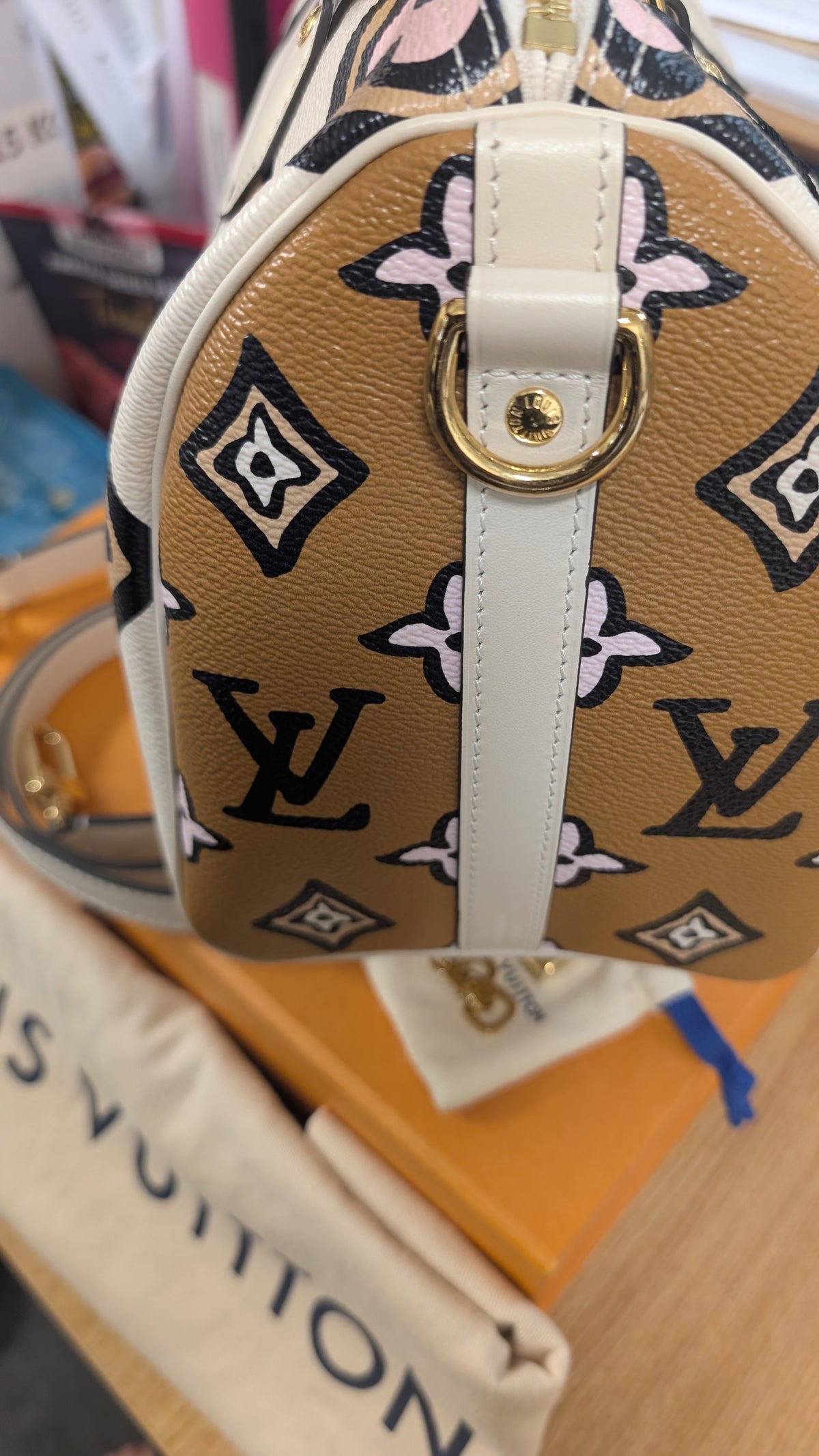 showing condition Pre-Owned Louis Vuitton Speedy Bandouliere 25 Wild At Heart Bag - Full Set