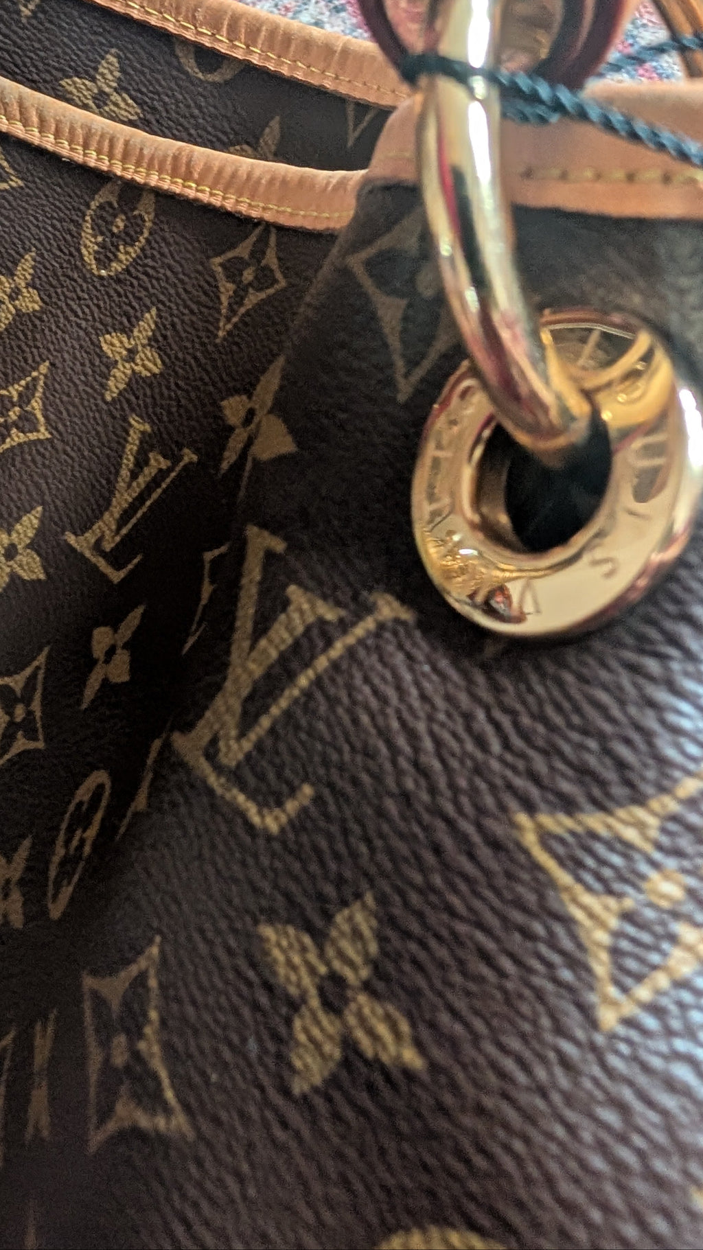 Close-up of a Louis Vuitton monogram canvas handbag with gold-tone hardware and a leather strap loop. Pre-Owned Louis Vuitton Artsy MM Monogram Canvas Shoulder Bag 