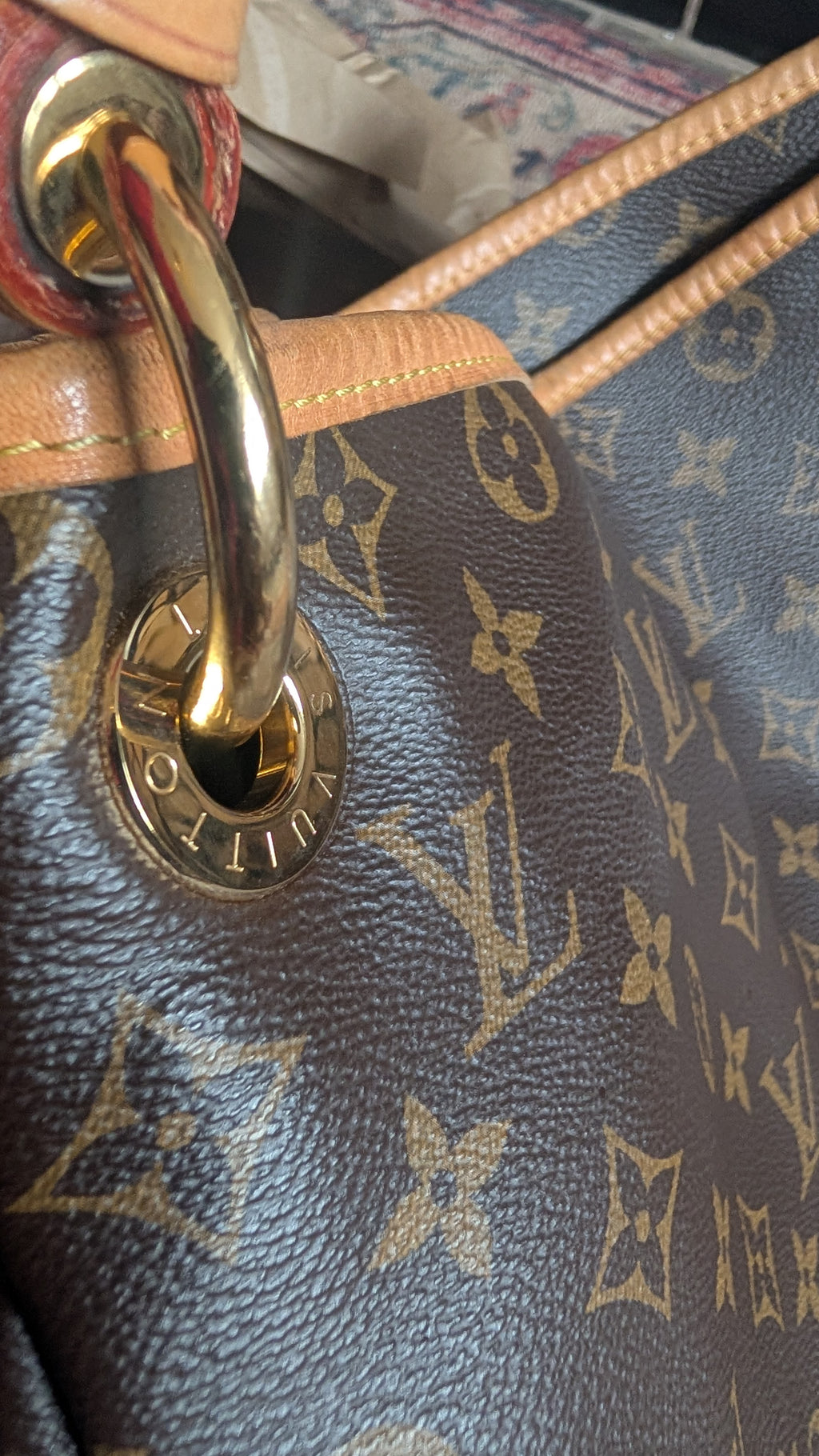 Close-up of a Louis Vuitton monogram handbag in dark brown coated canvas with tan leather trim and a gold-tone metal ring hardware. Pre-Owned Louis Vuitton Artsy MM Monogram Canvas Shoulder Bag 