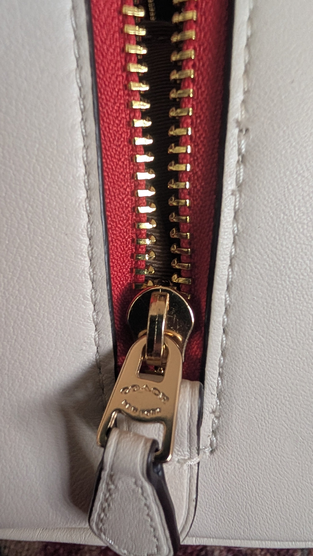 coach zip Pre-Owned Coach Sydney Satchel With Heart Cherry Print – CF421