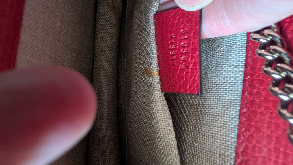 showing mark logo  Pre-Owned Red Gucci GG Interlocking Crossbody Bag